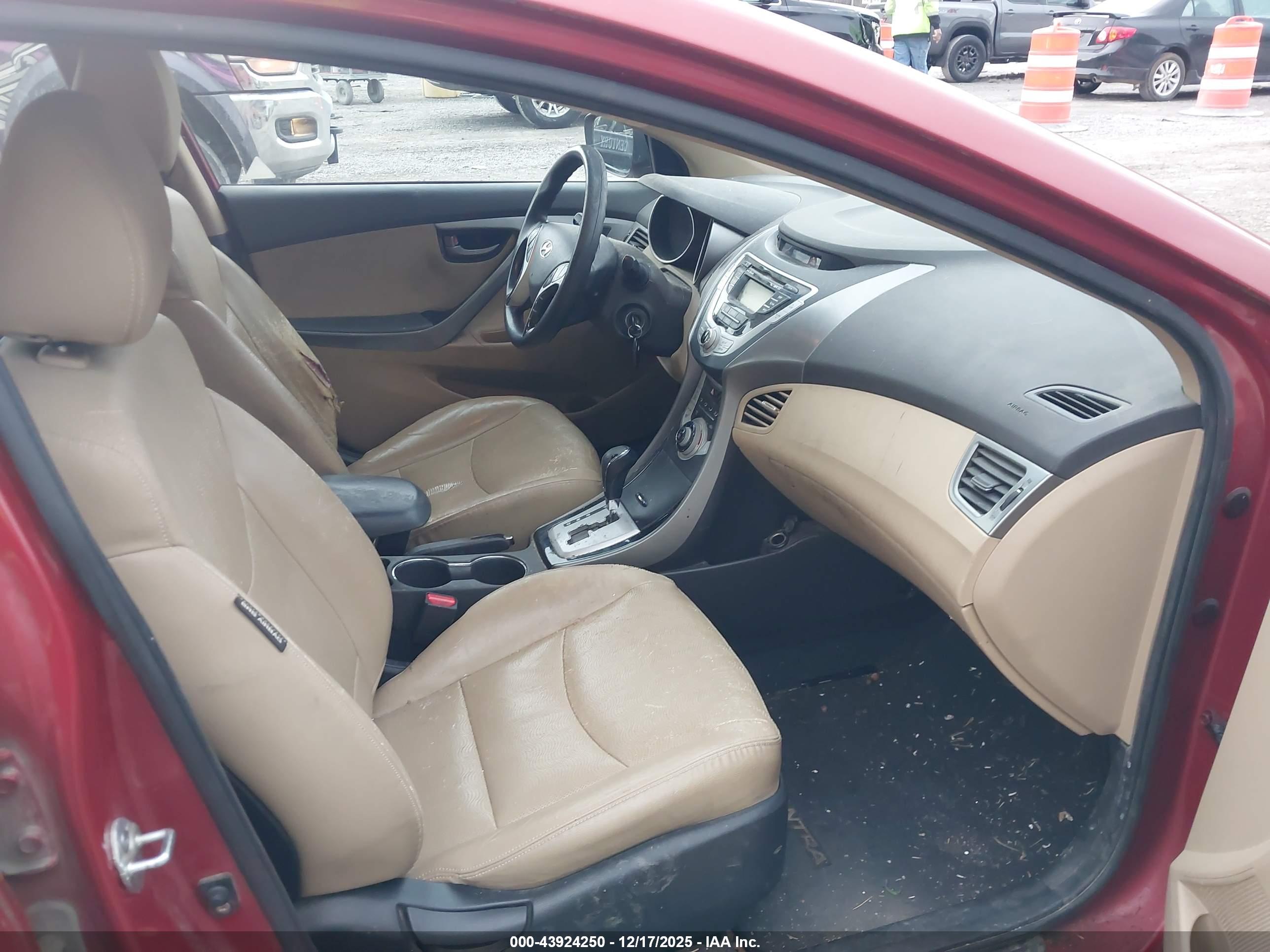 HYUNDAI ELANTRA image 5