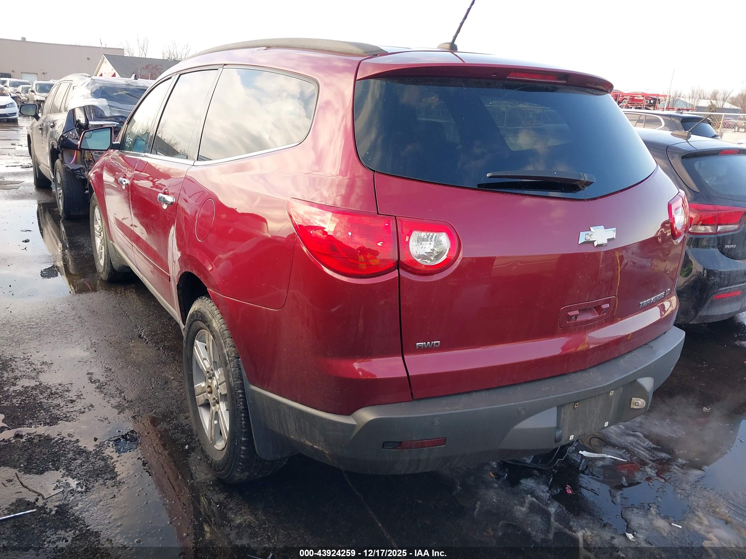 CHEVROLET TRAVERSE image 3