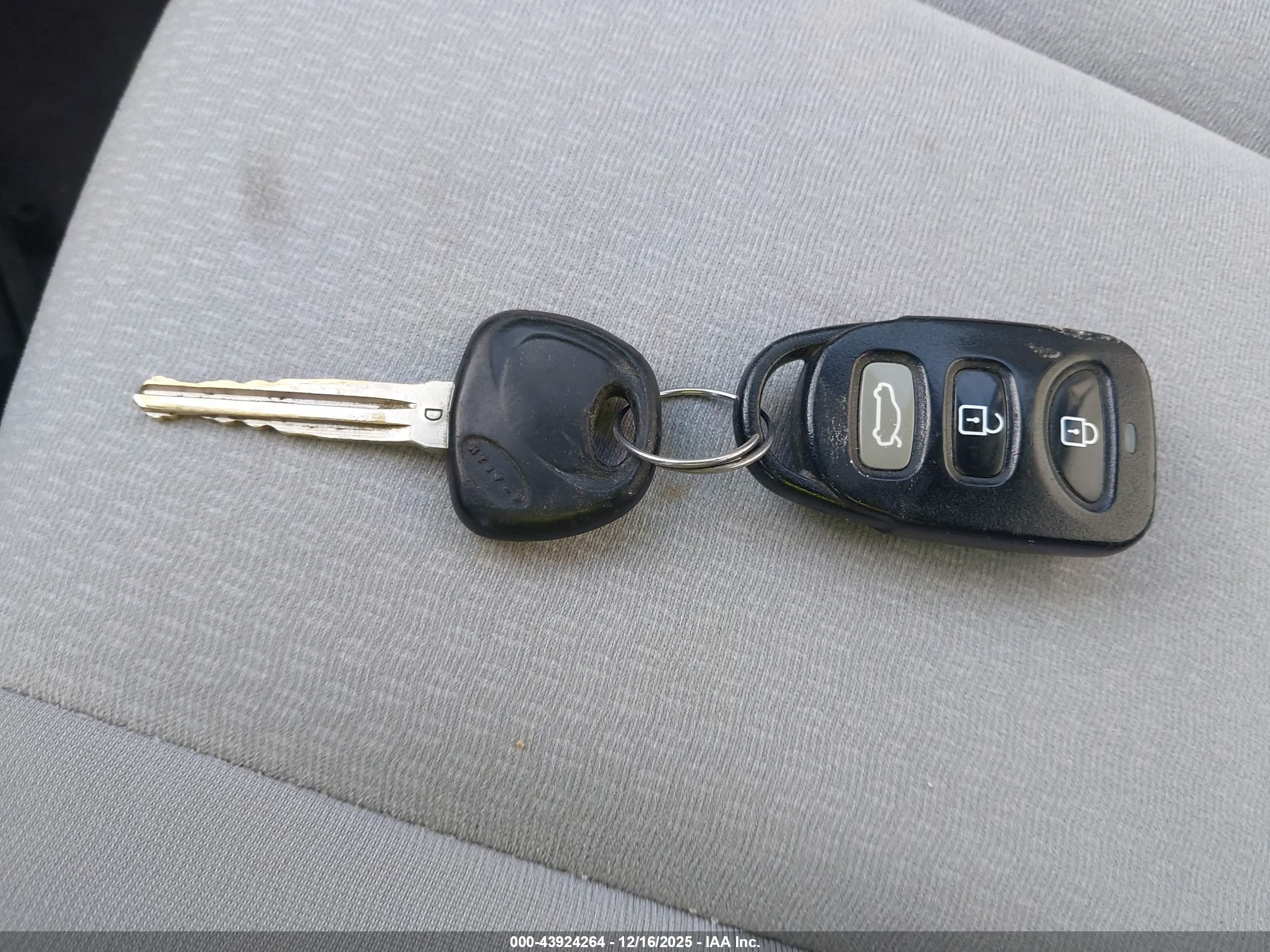 HYUNDAI ELANTRA image 11