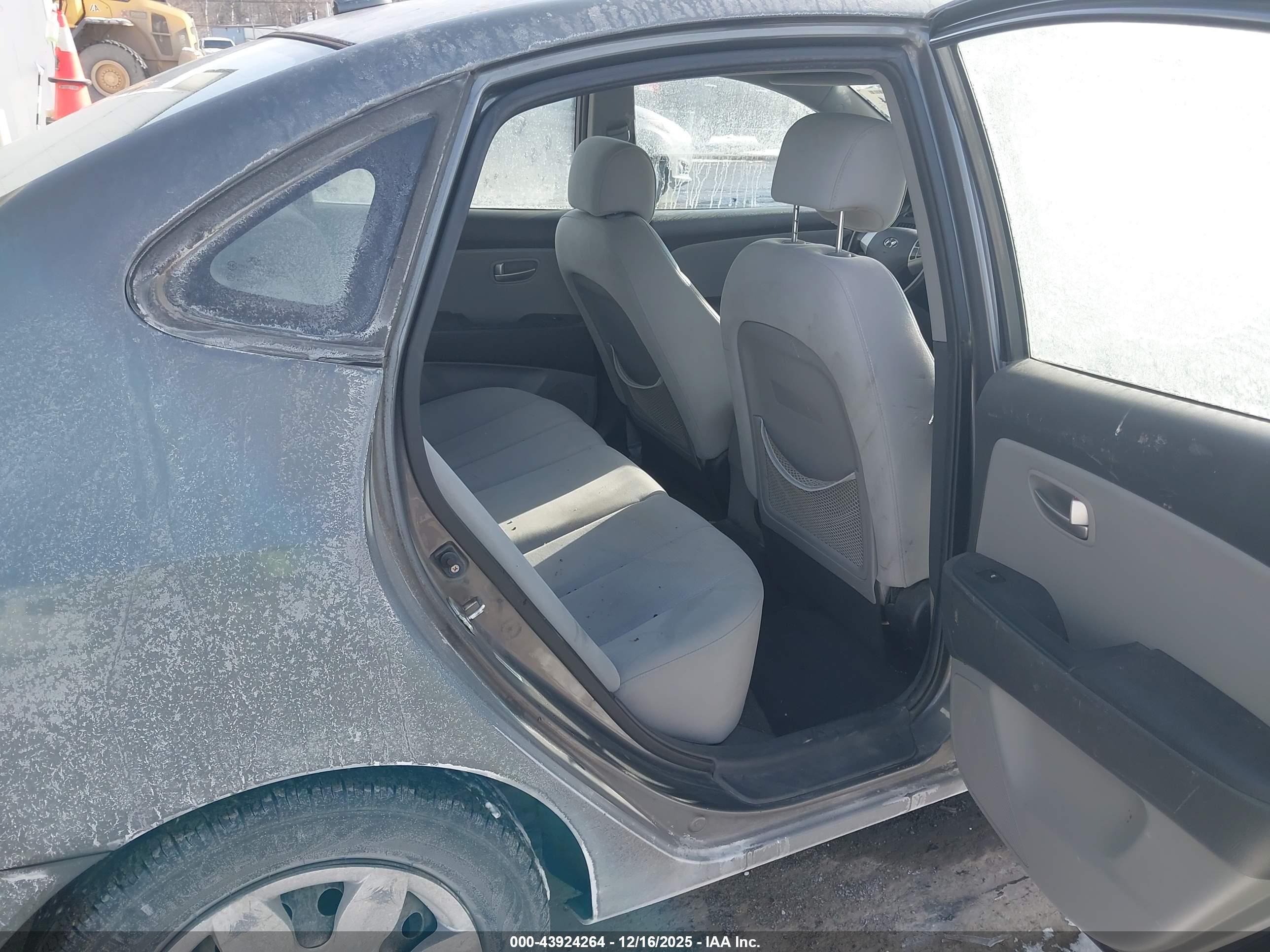 HYUNDAI ELANTRA image 8