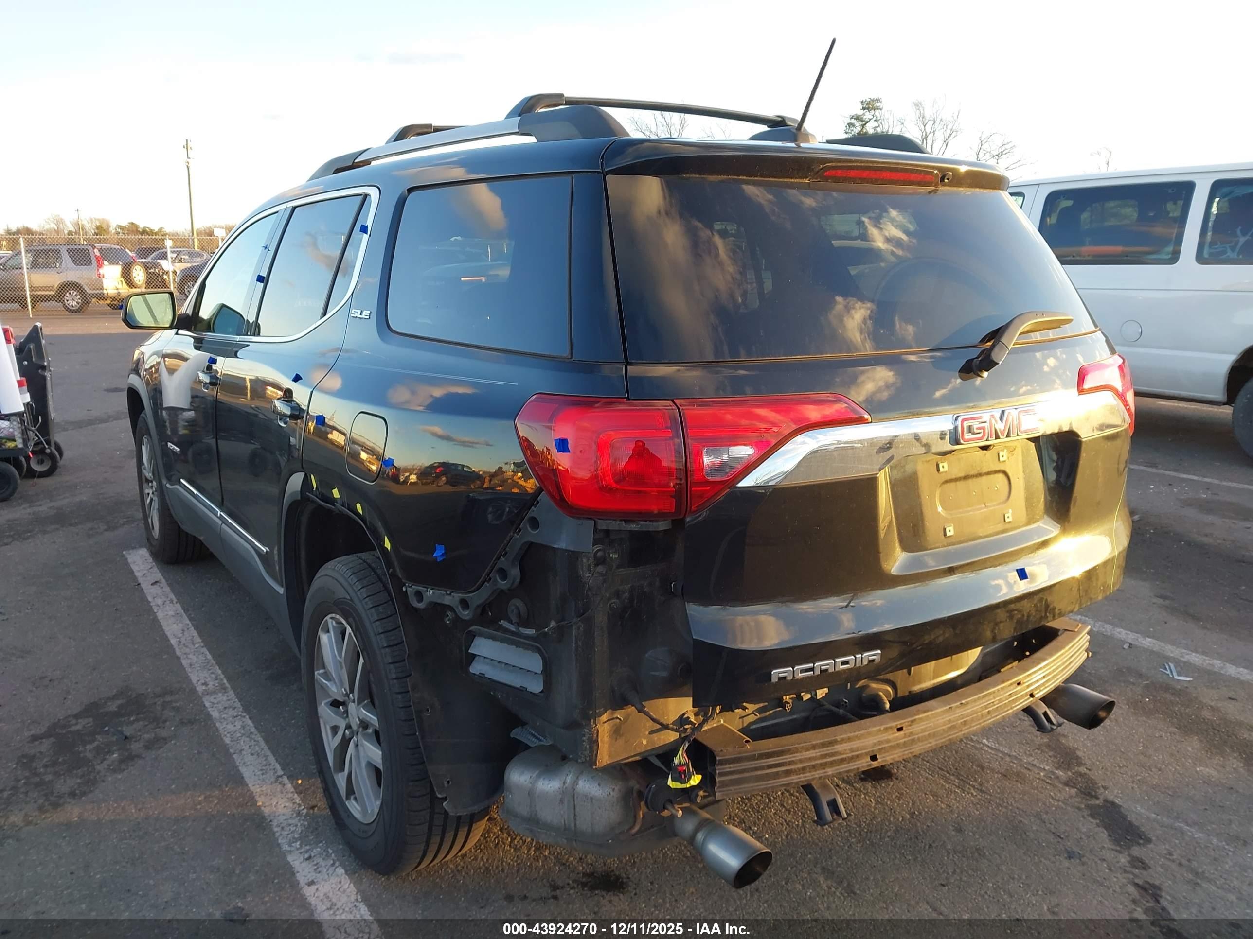 GMC ACADIA image 3