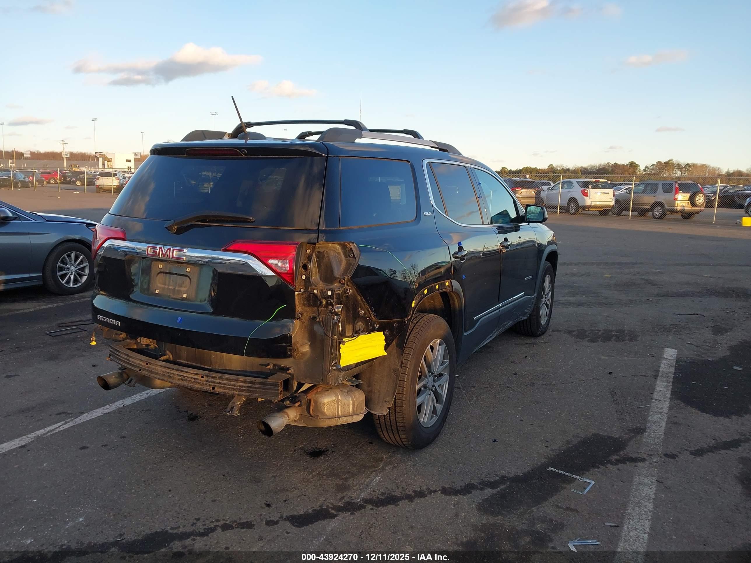 GMC ACADIA image 4