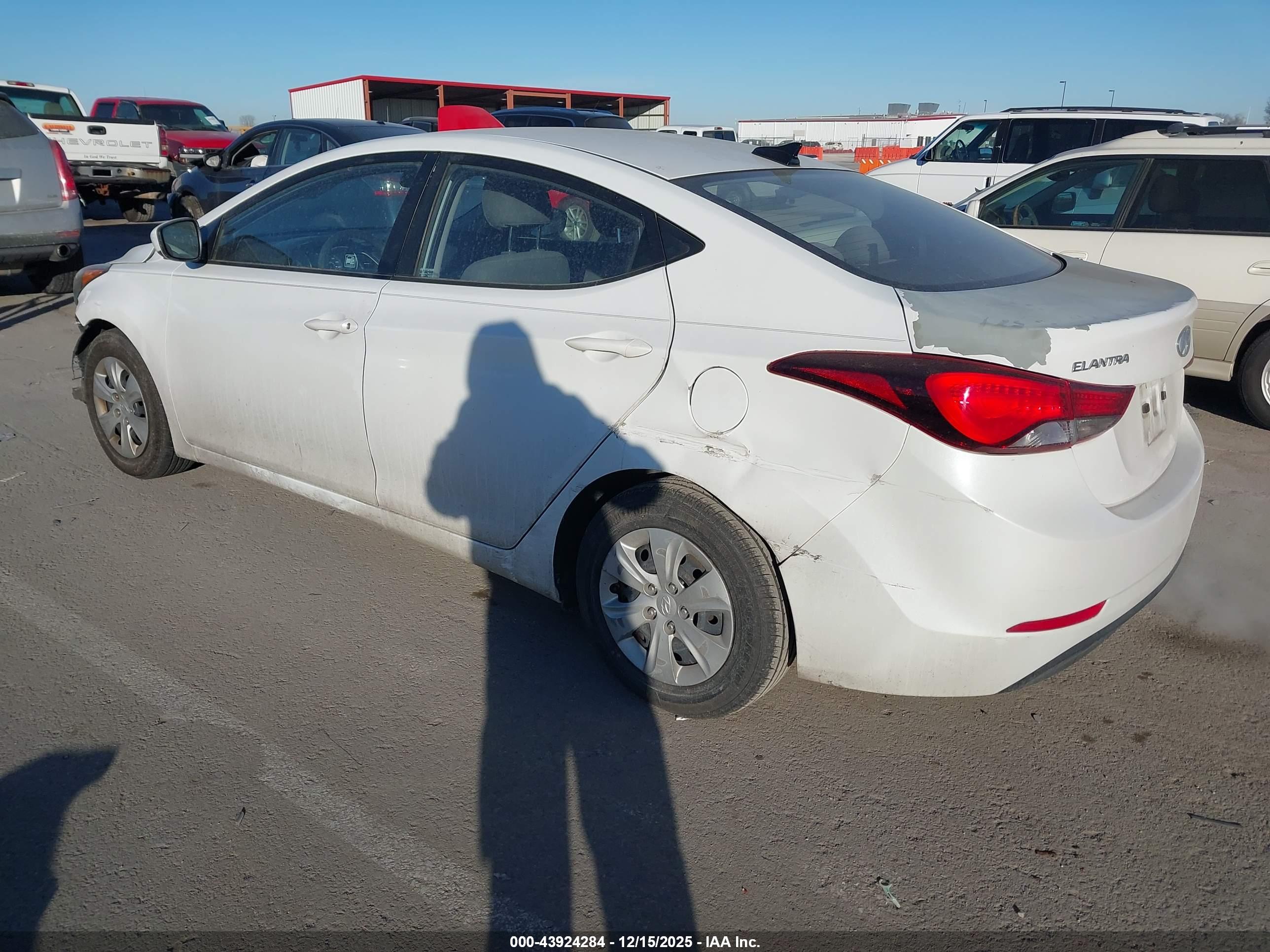 HYUNDAI ELANTRA image 3