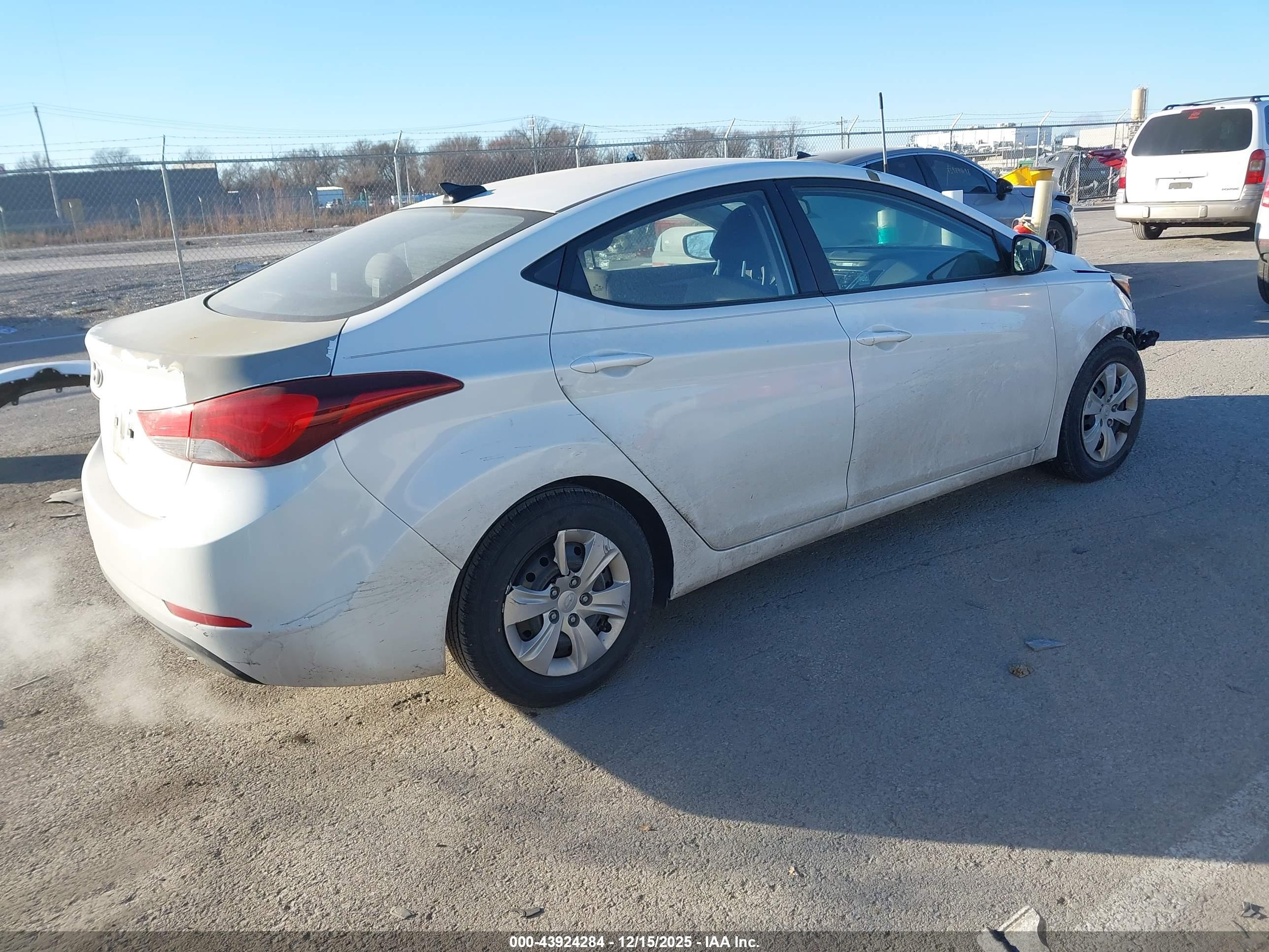 HYUNDAI ELANTRA image 4