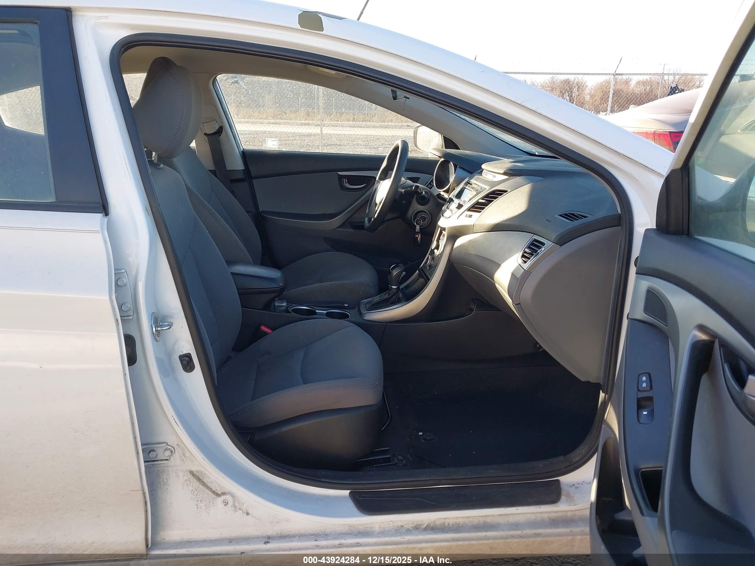 HYUNDAI ELANTRA image 5