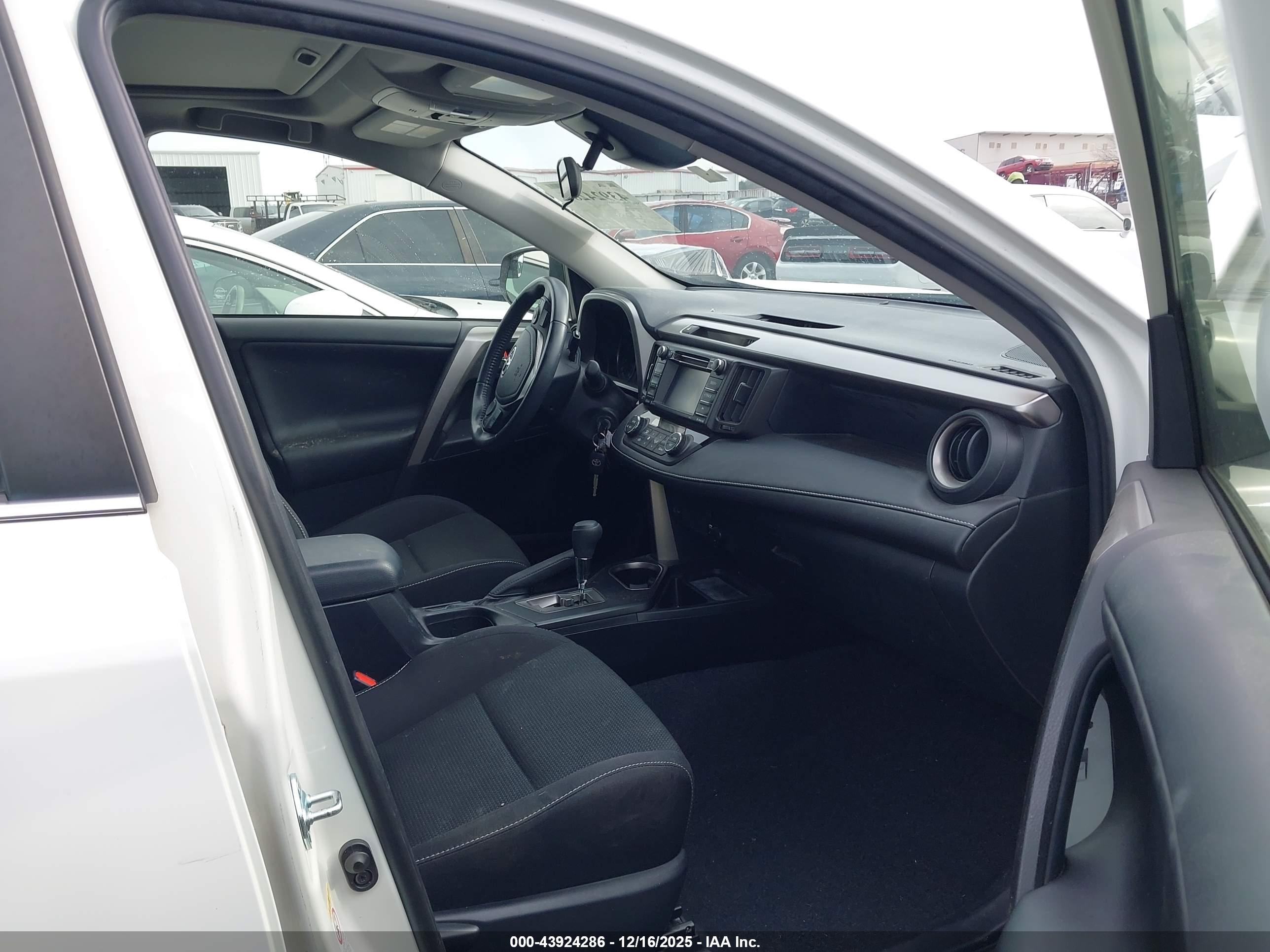 TOYOTA RAV4 image 5
