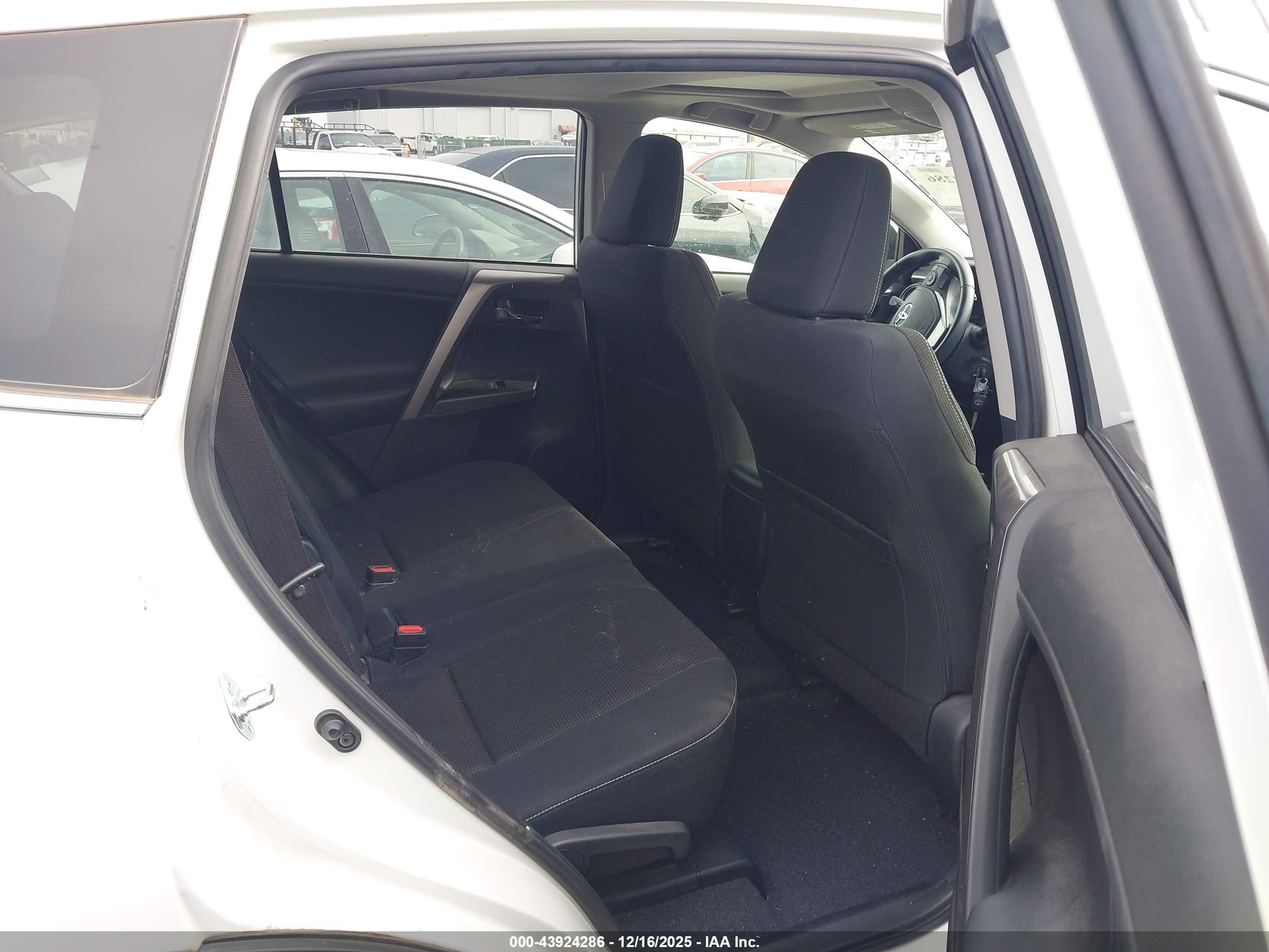 TOYOTA RAV4 image 8