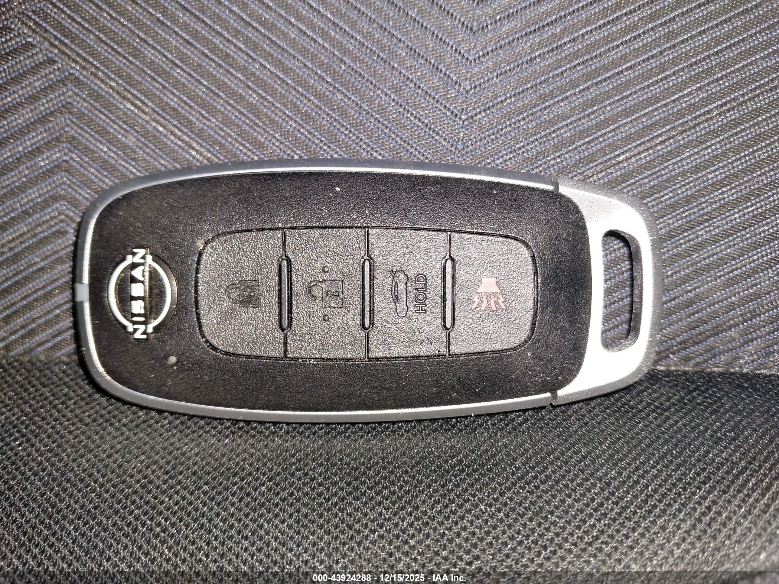 NISSAN VERSA image 11