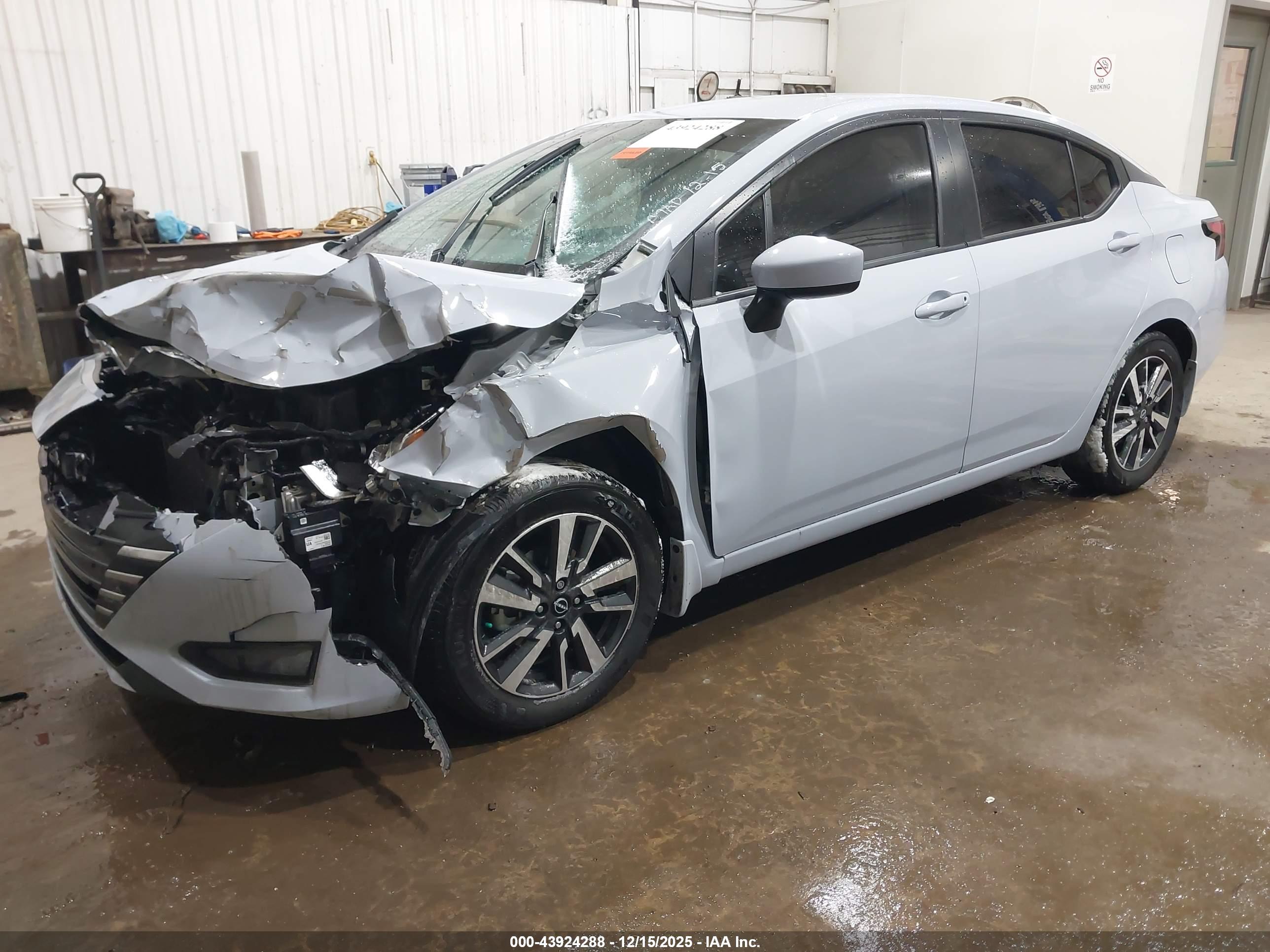 NISSAN VERSA image 2