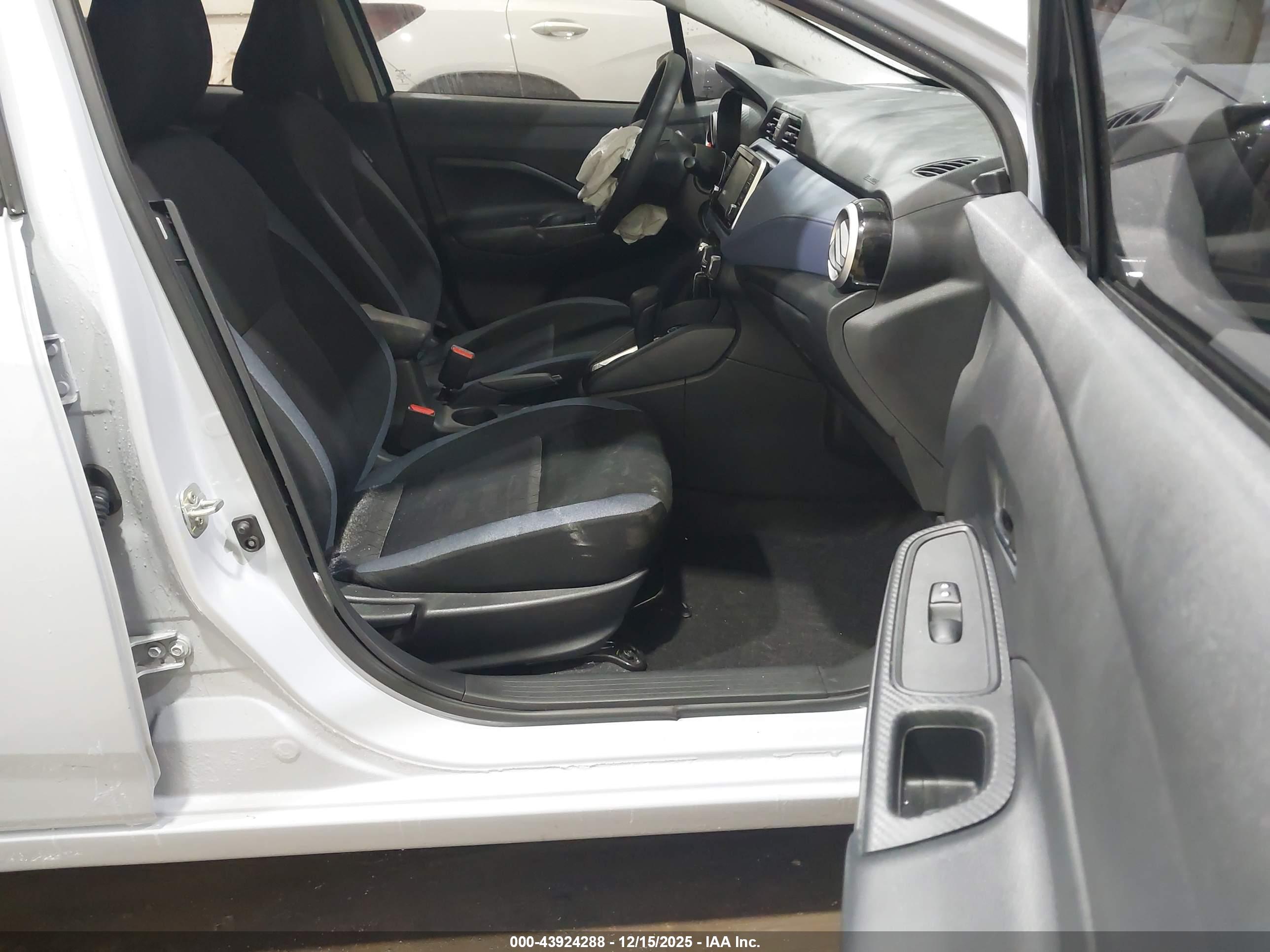 NISSAN VERSA image 5