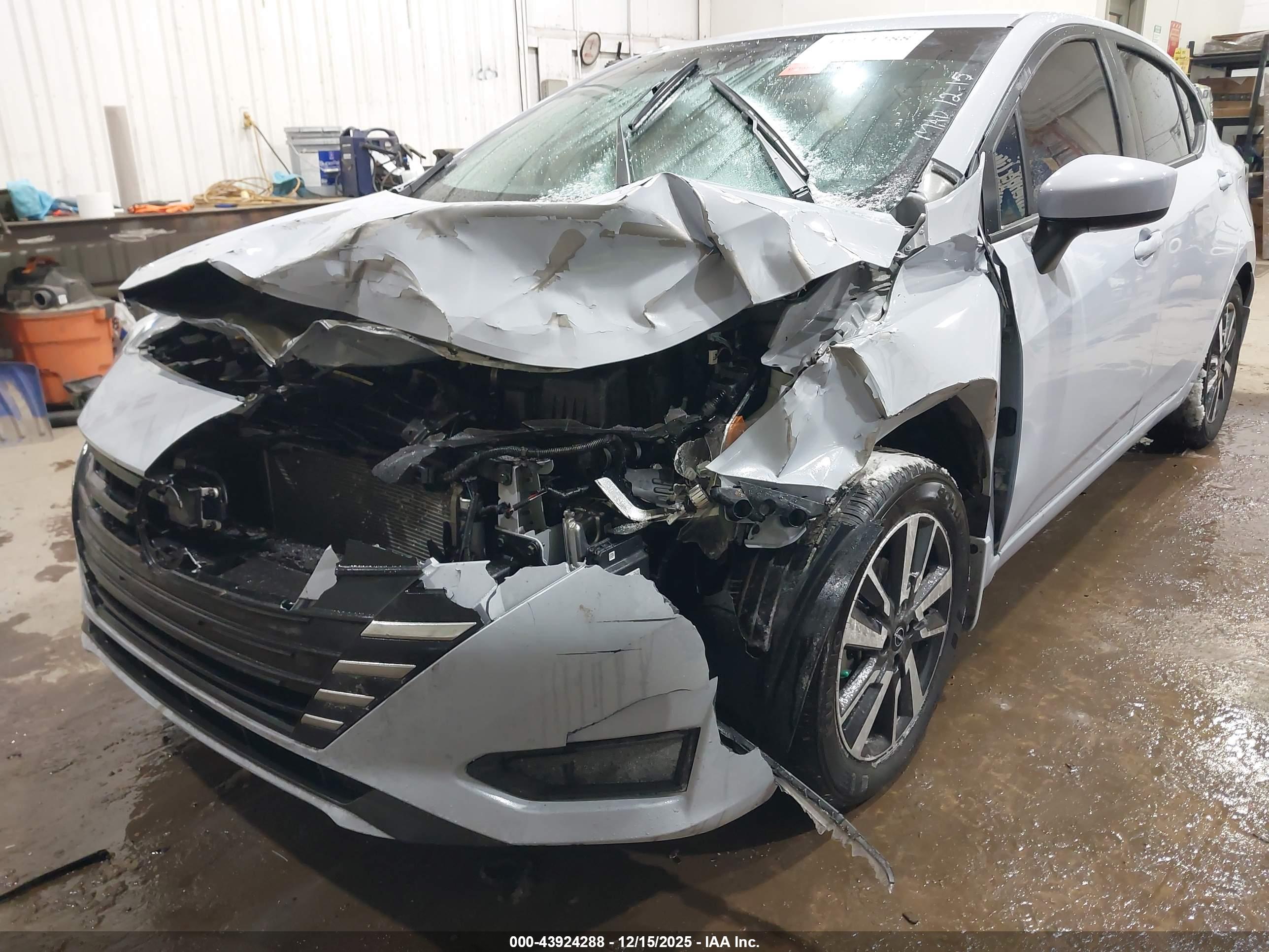 NISSAN VERSA image 6