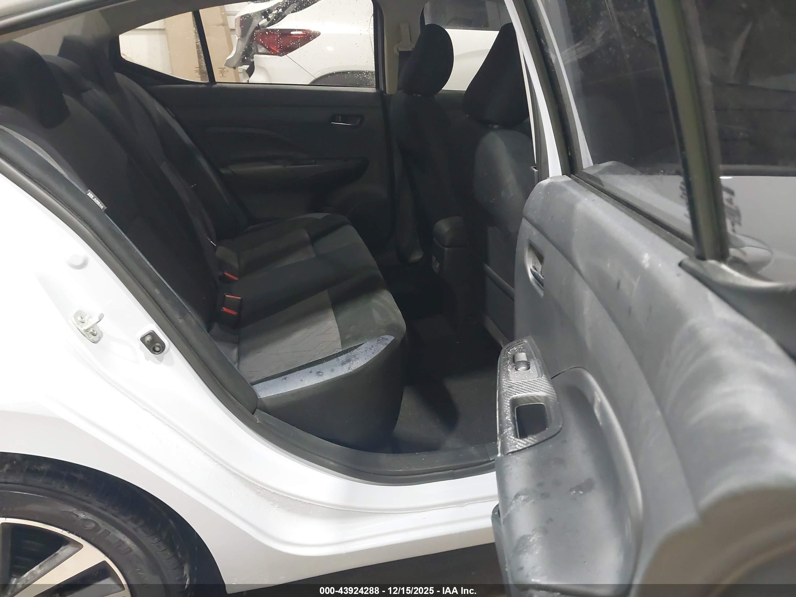 NISSAN VERSA image 8