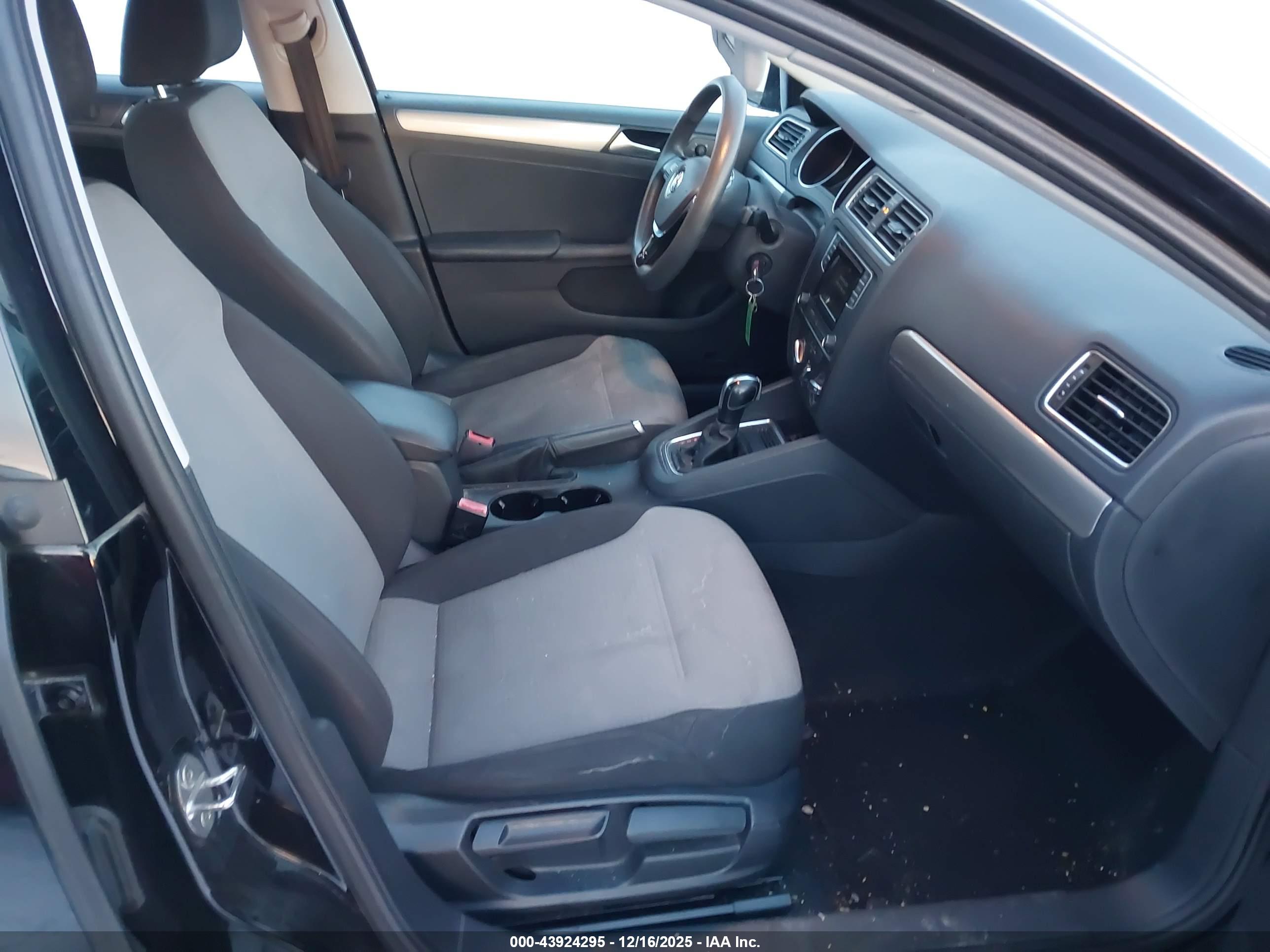 VOLKSWAGEN JETTA image 5