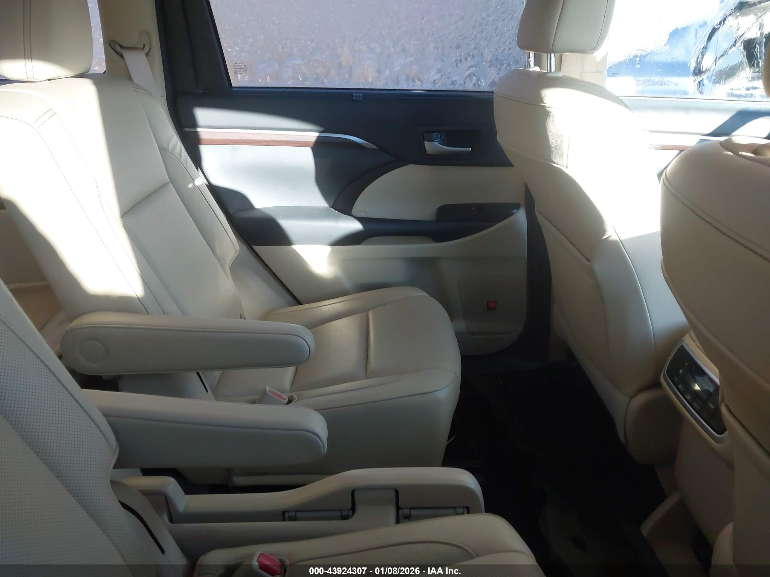 TOYOTA HIGHLANDER image 8