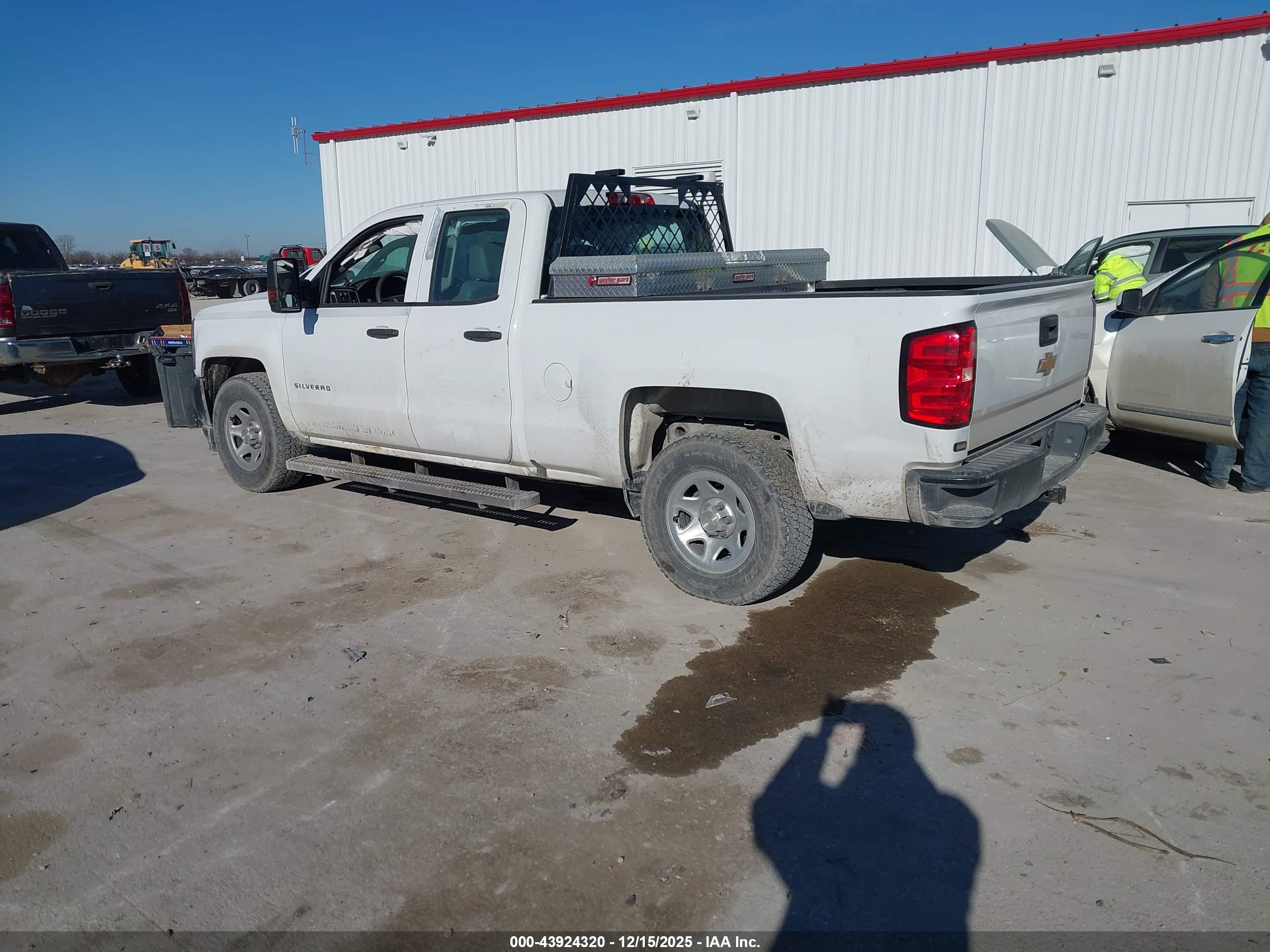 CHEVROLET SILVERADO image 3