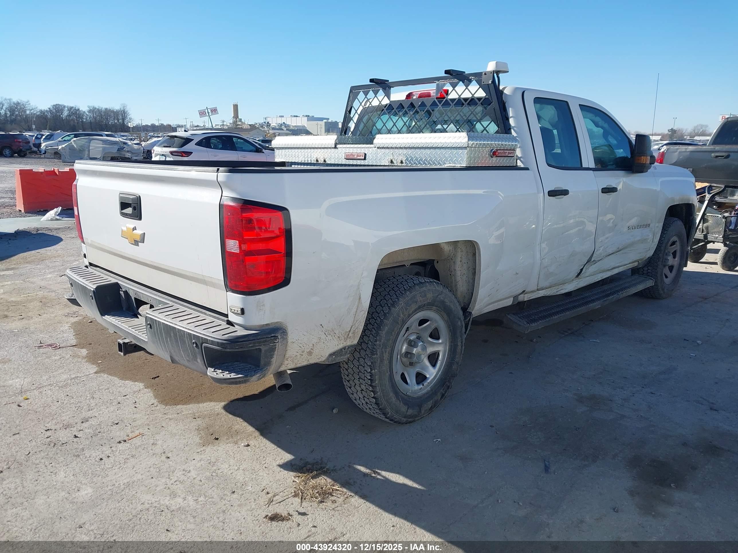 CHEVROLET SILVERADO image 4