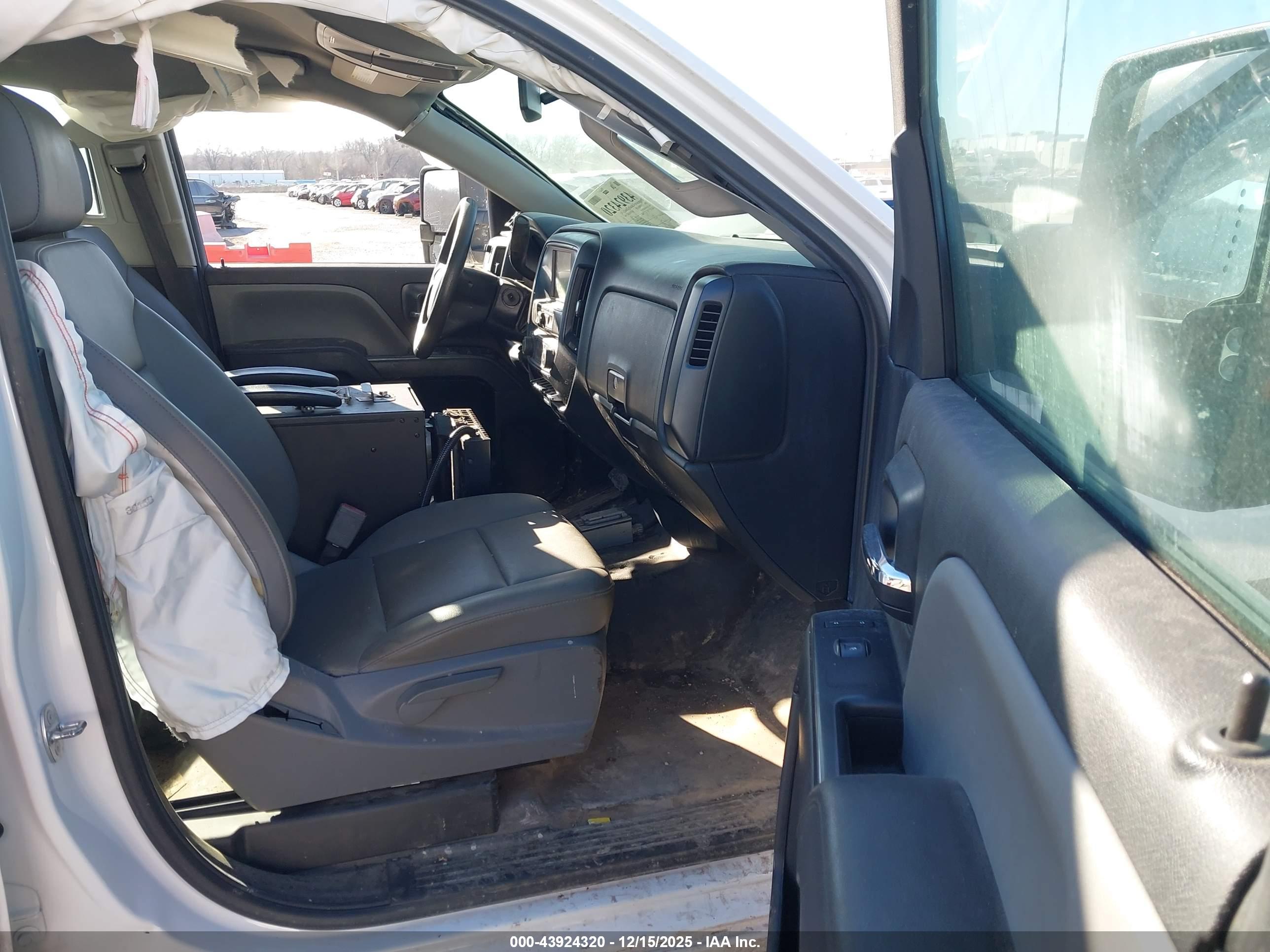 CHEVROLET SILVERADO image 5