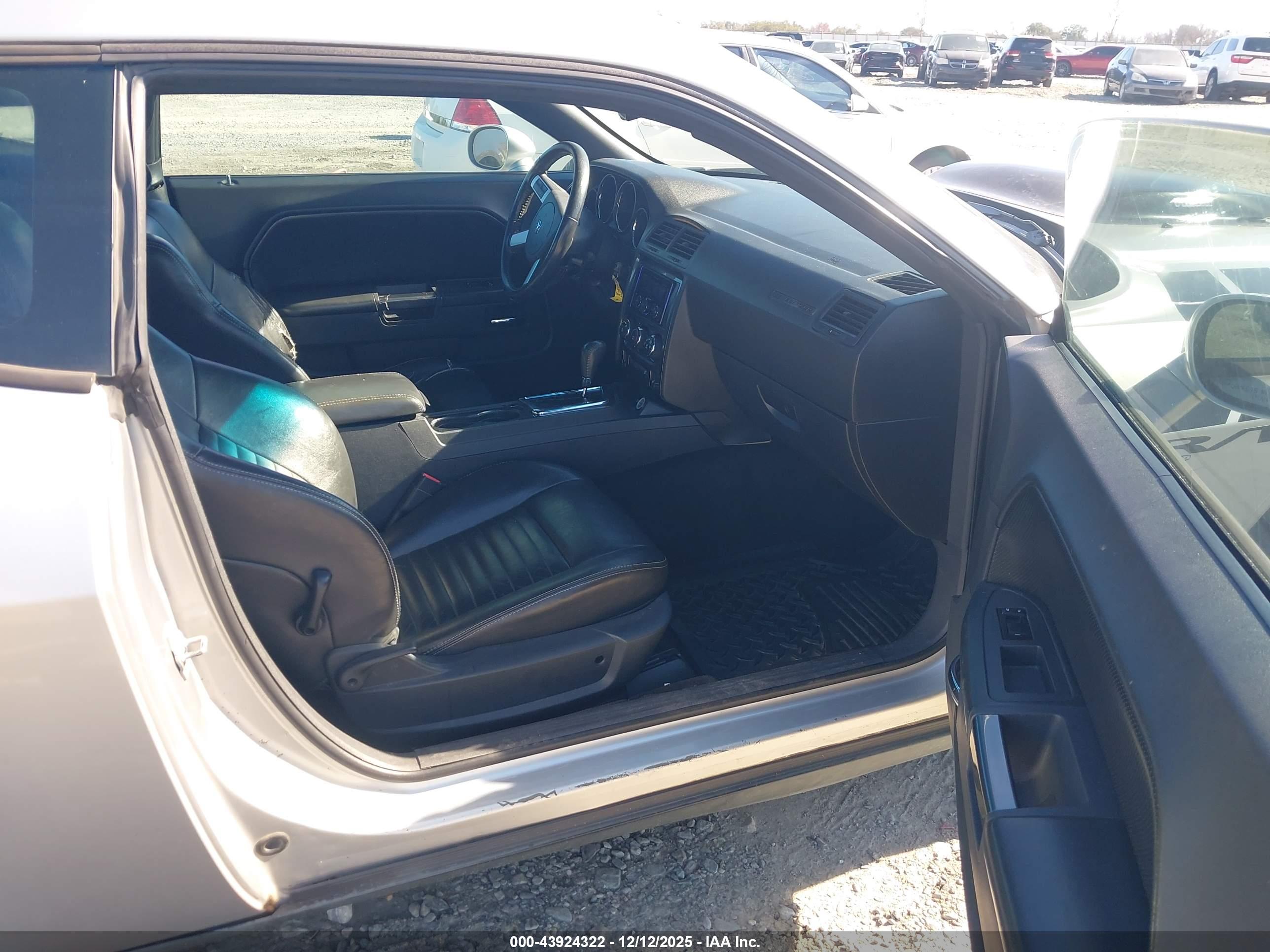 DODGE CHALLENGER image 5