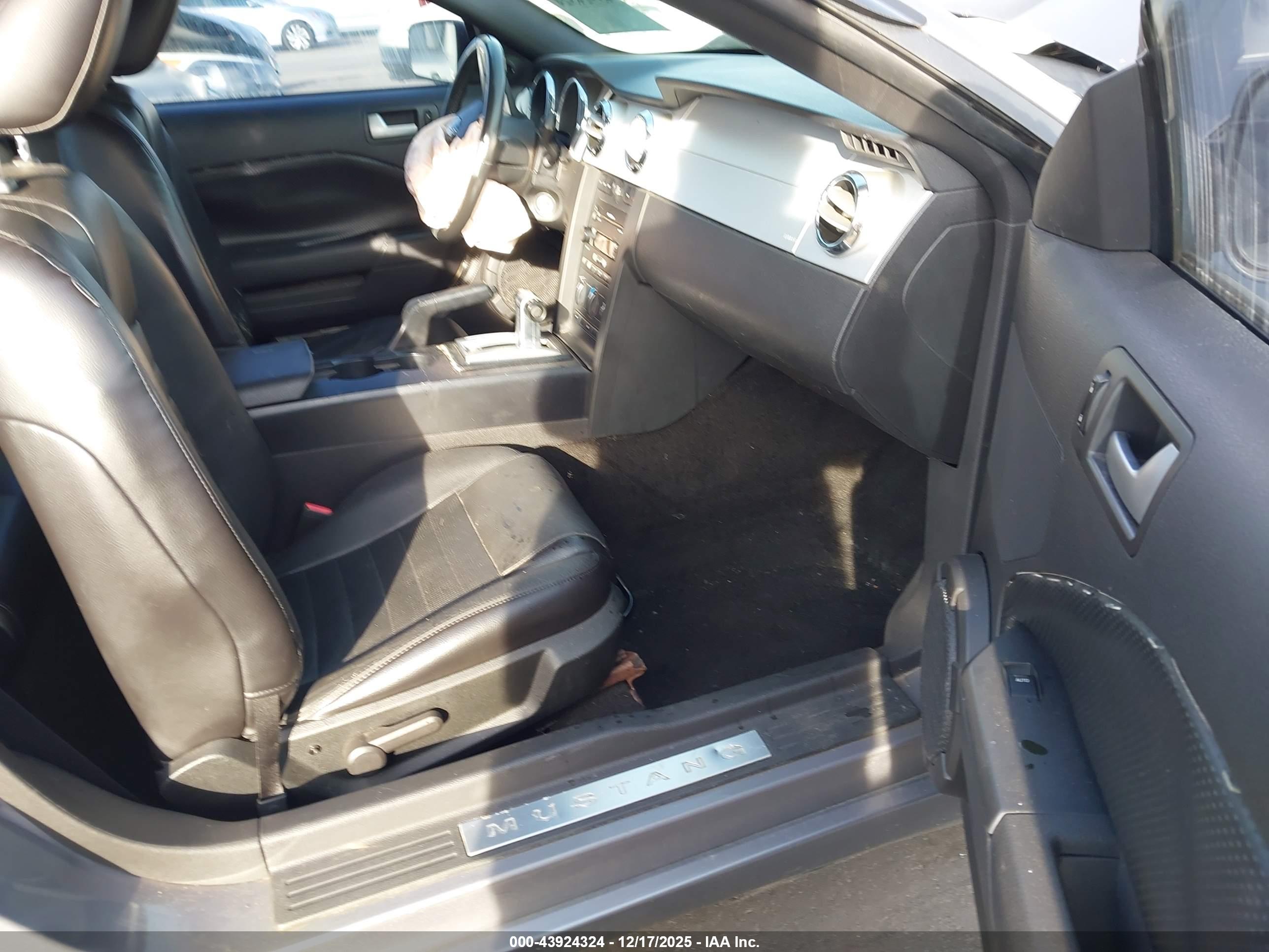 FORD MUSTANG image 5