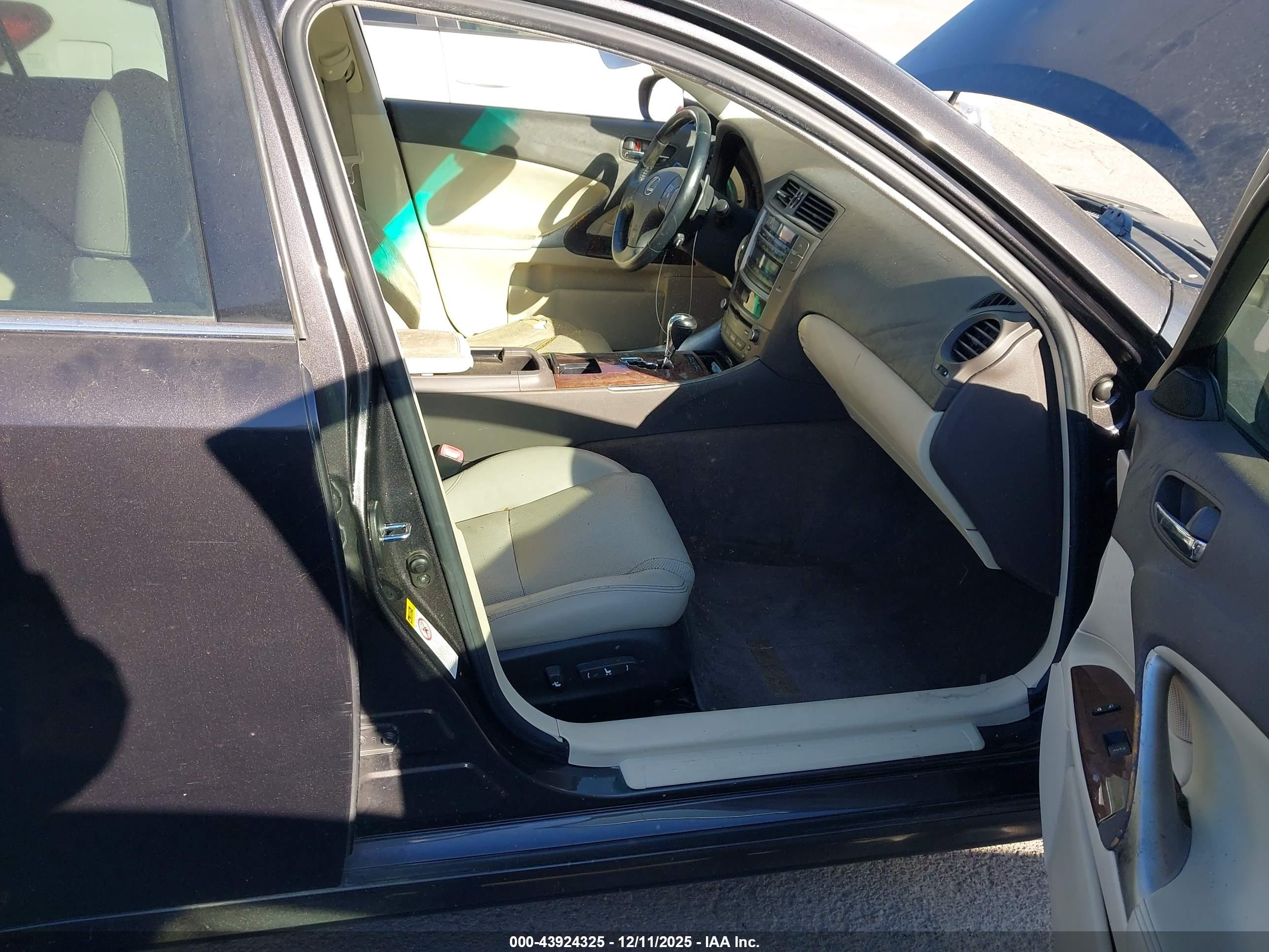 LEXUS IS image 5