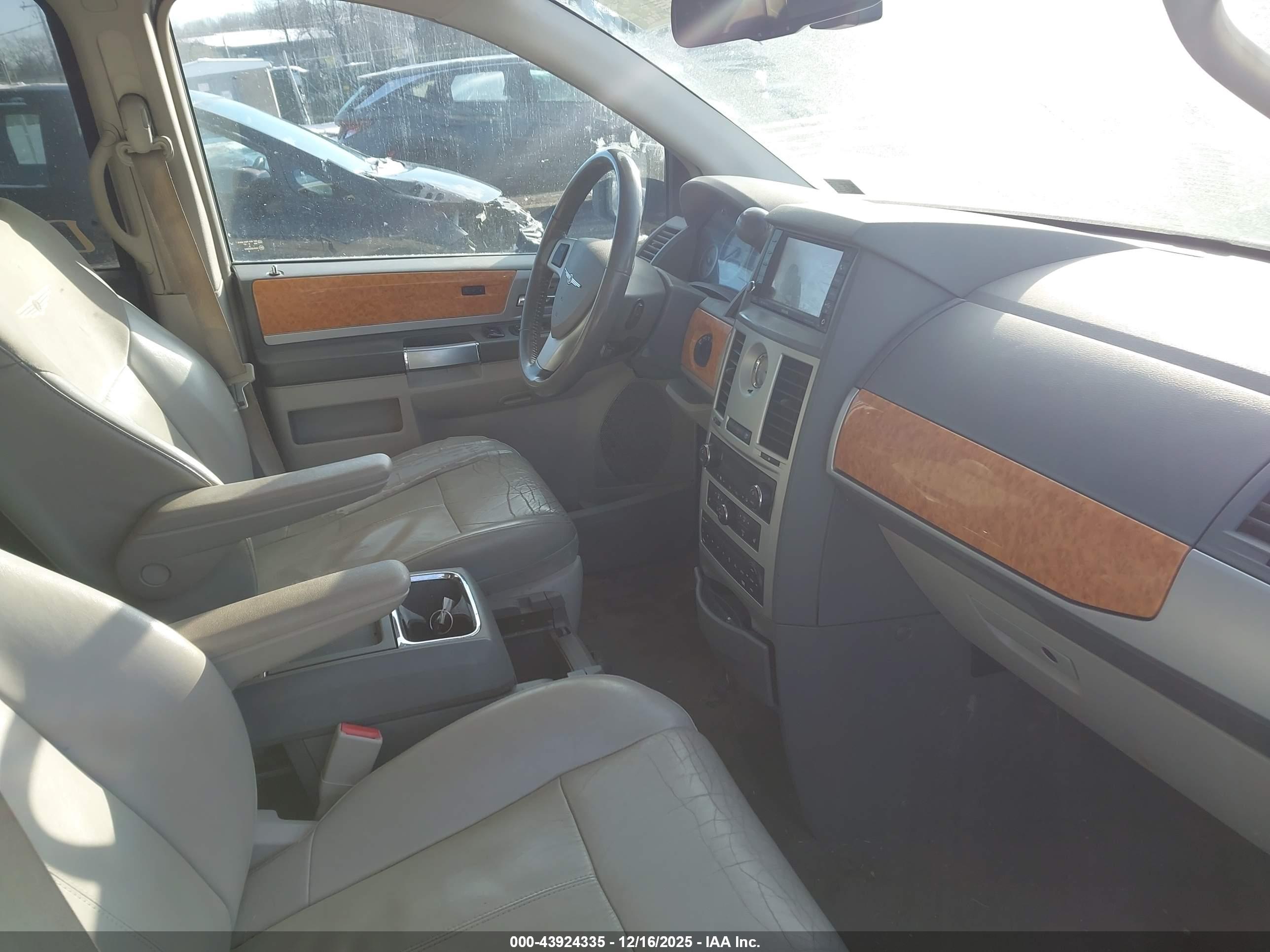 CHRYSLER TOWN image 5
