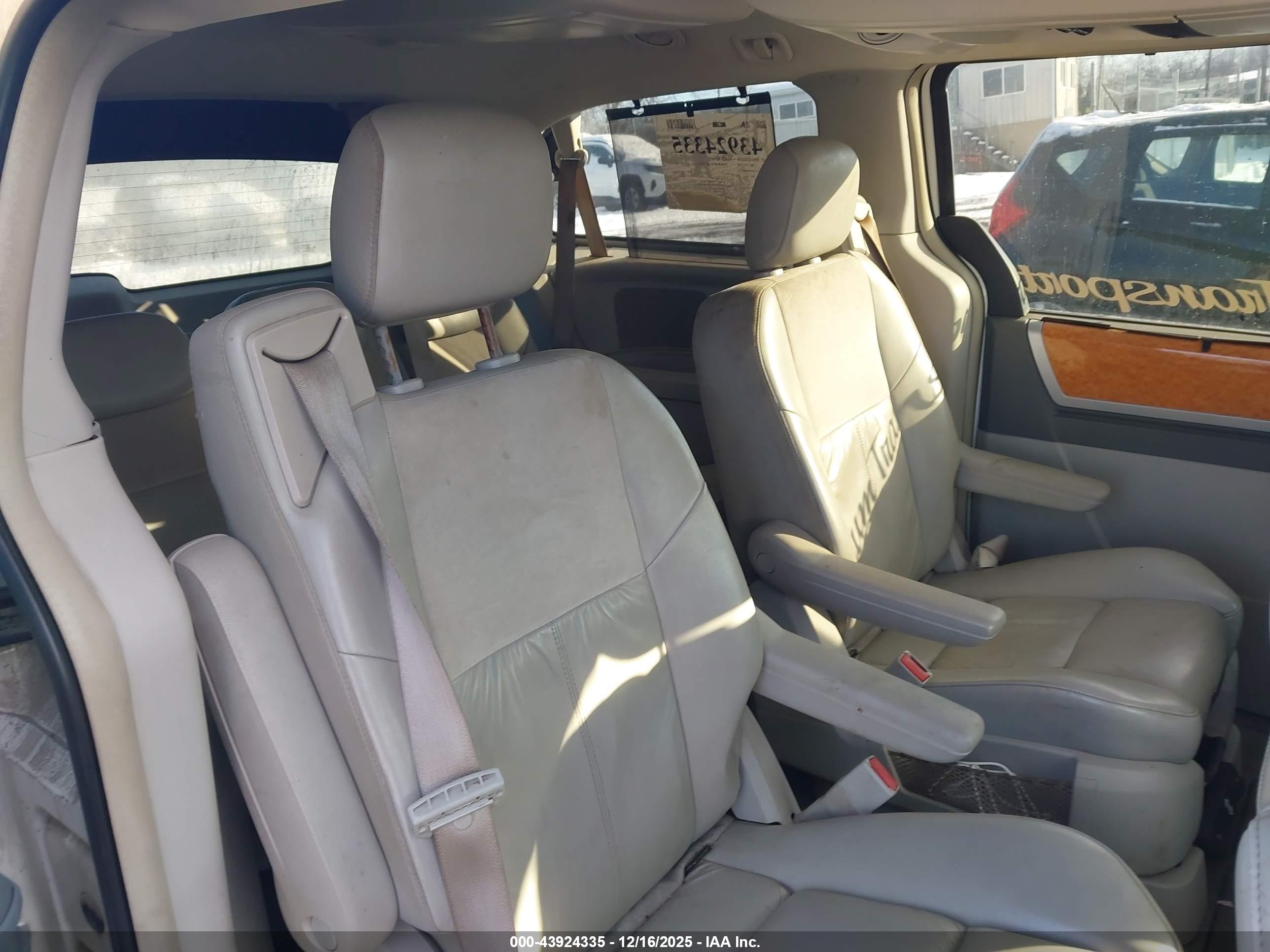 CHRYSLER TOWN image 8