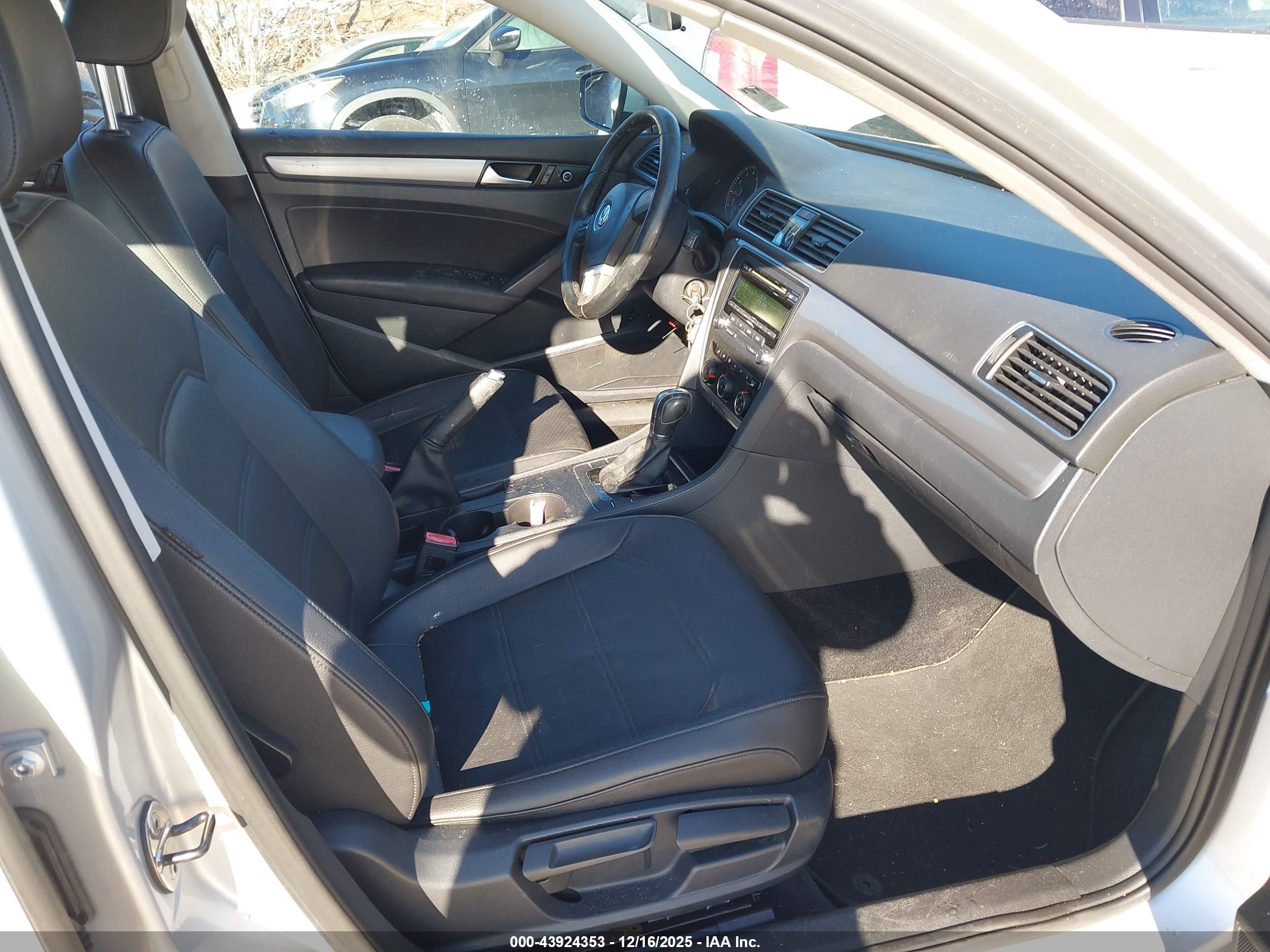 VOLKSWAGEN PASSAT image 5