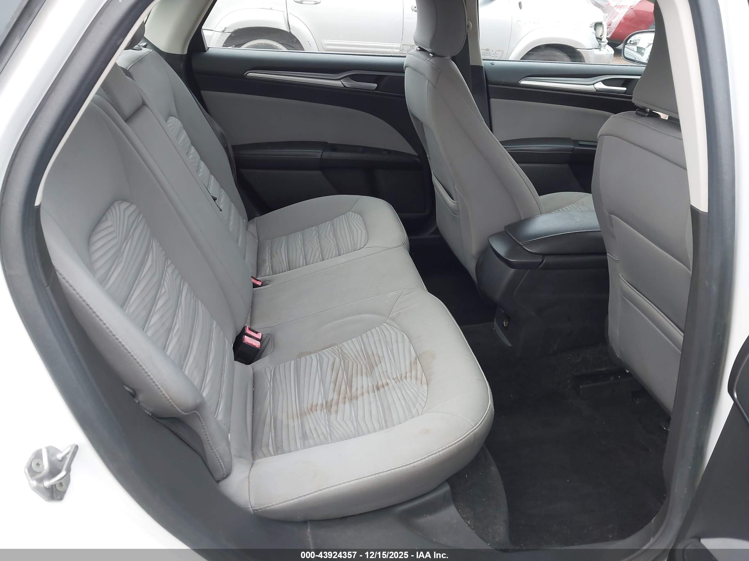 FORD FUSION image 8