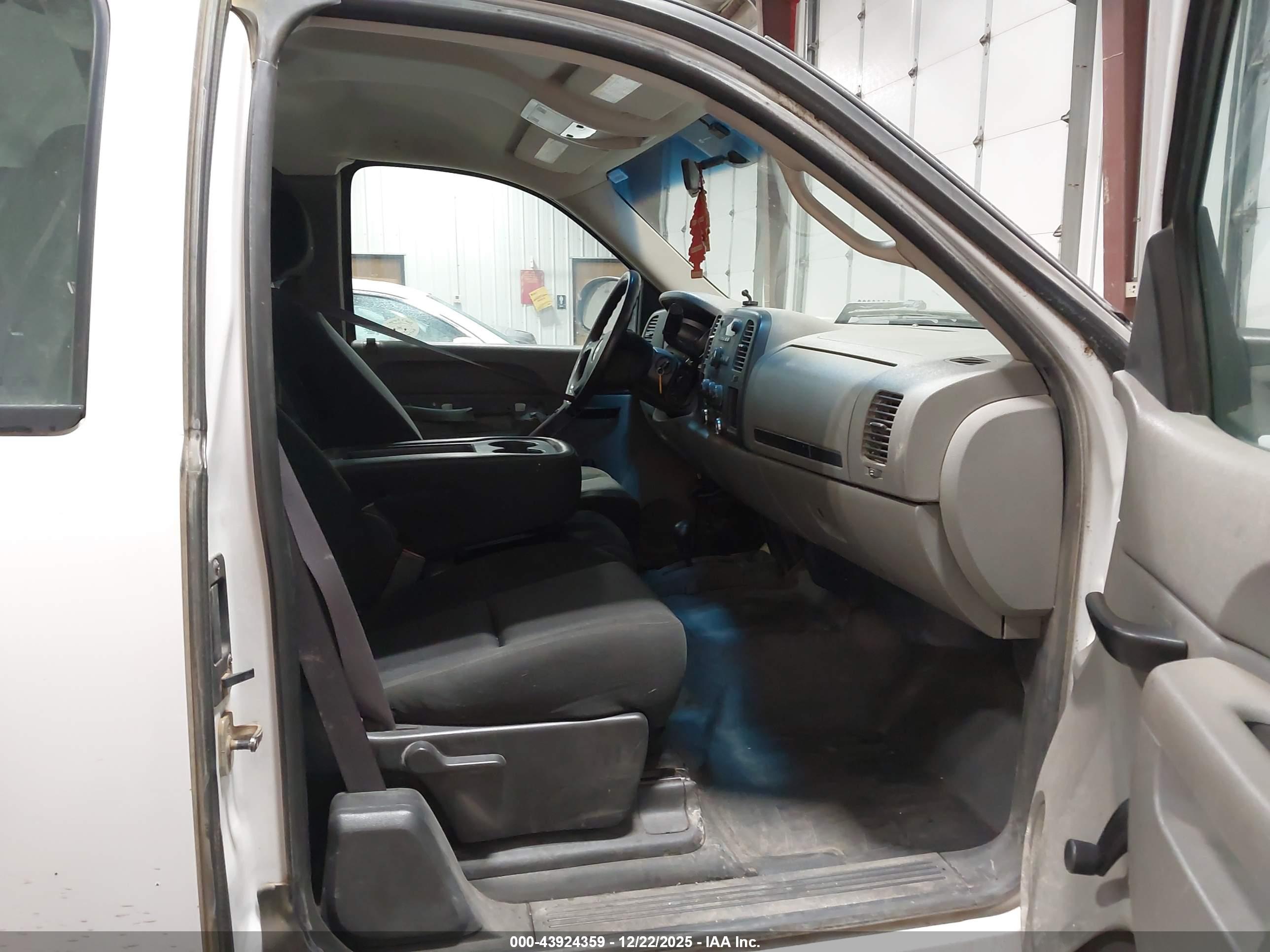 CHEVROLET SILVERADO image 5