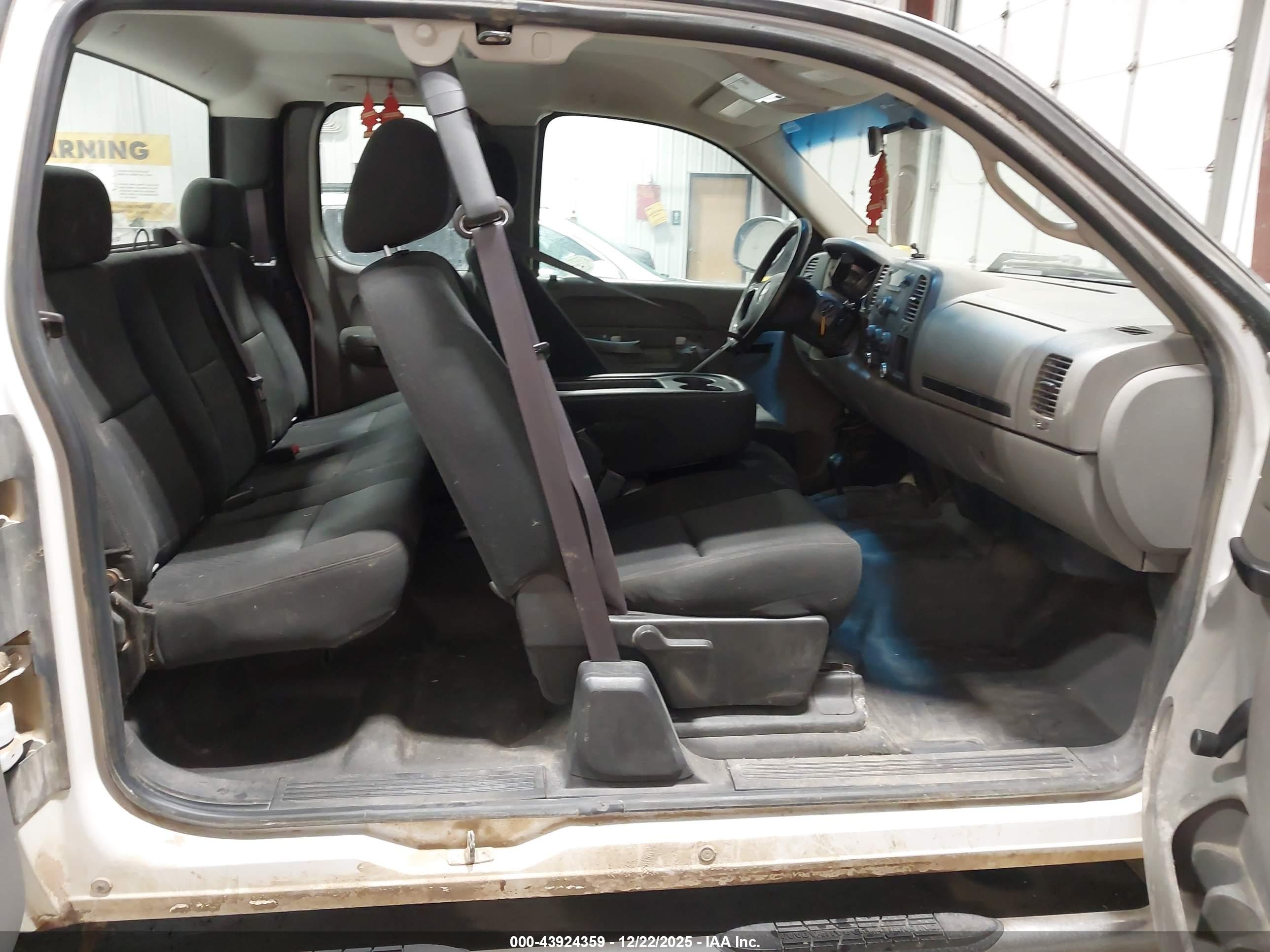 CHEVROLET SILVERADO image 8