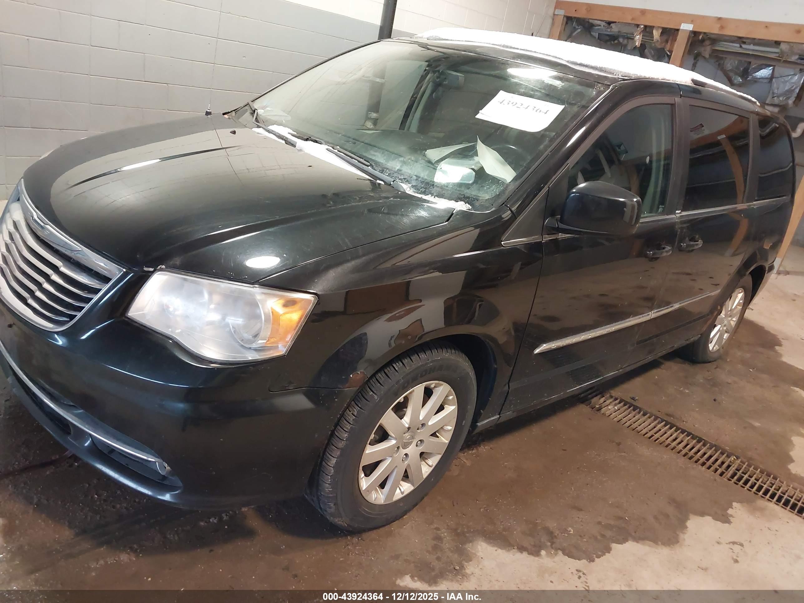CHRYSLER TOWN image 2