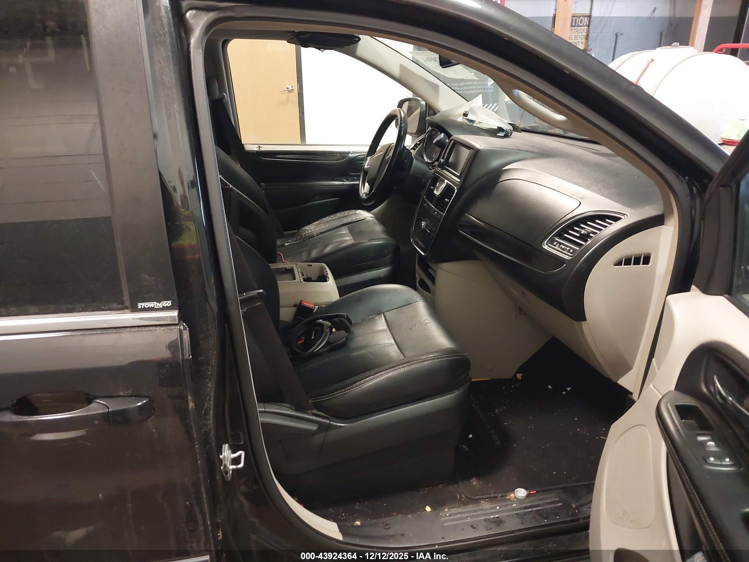 CHRYSLER TOWN image 5