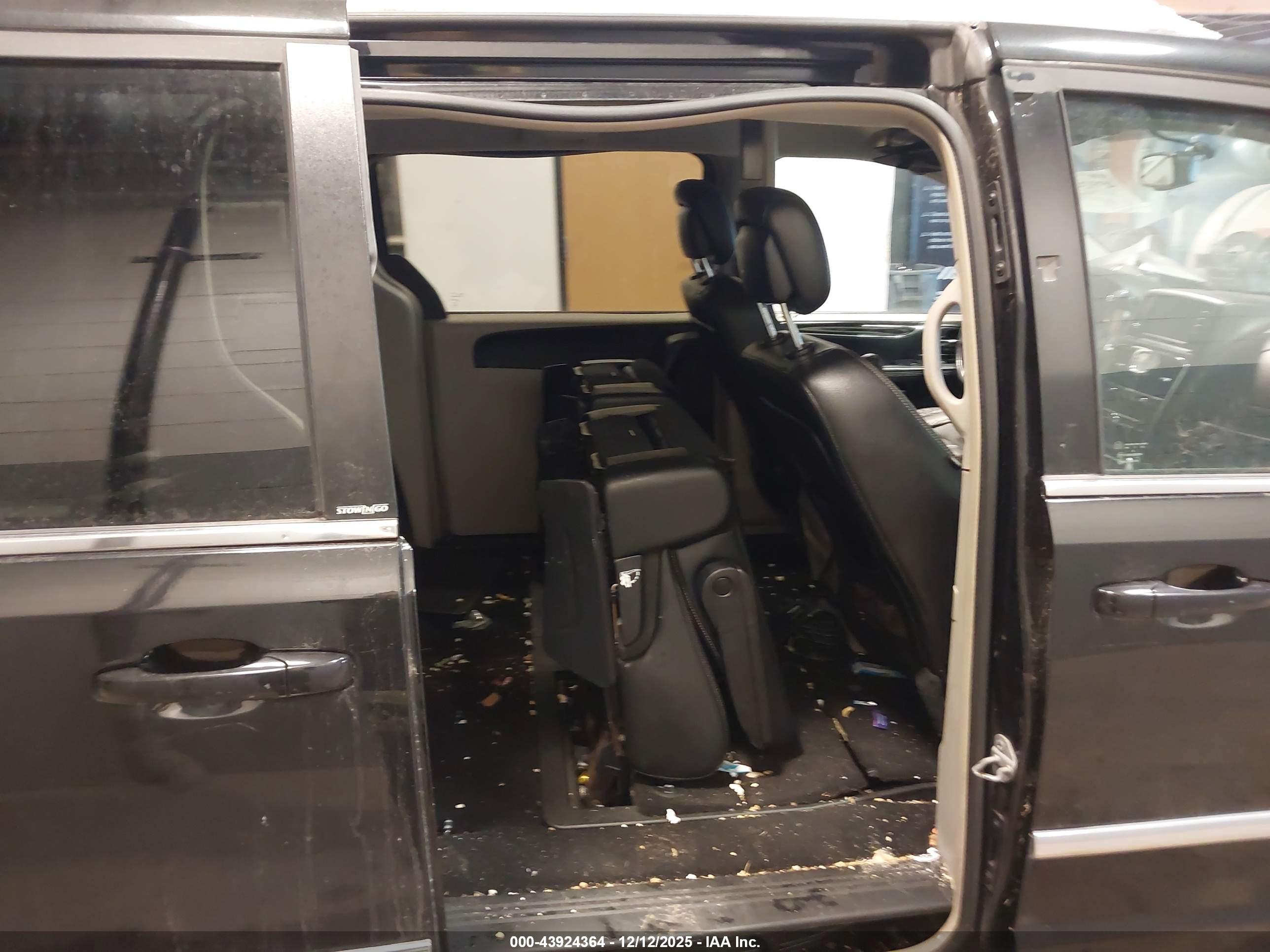 CHRYSLER TOWN image 8