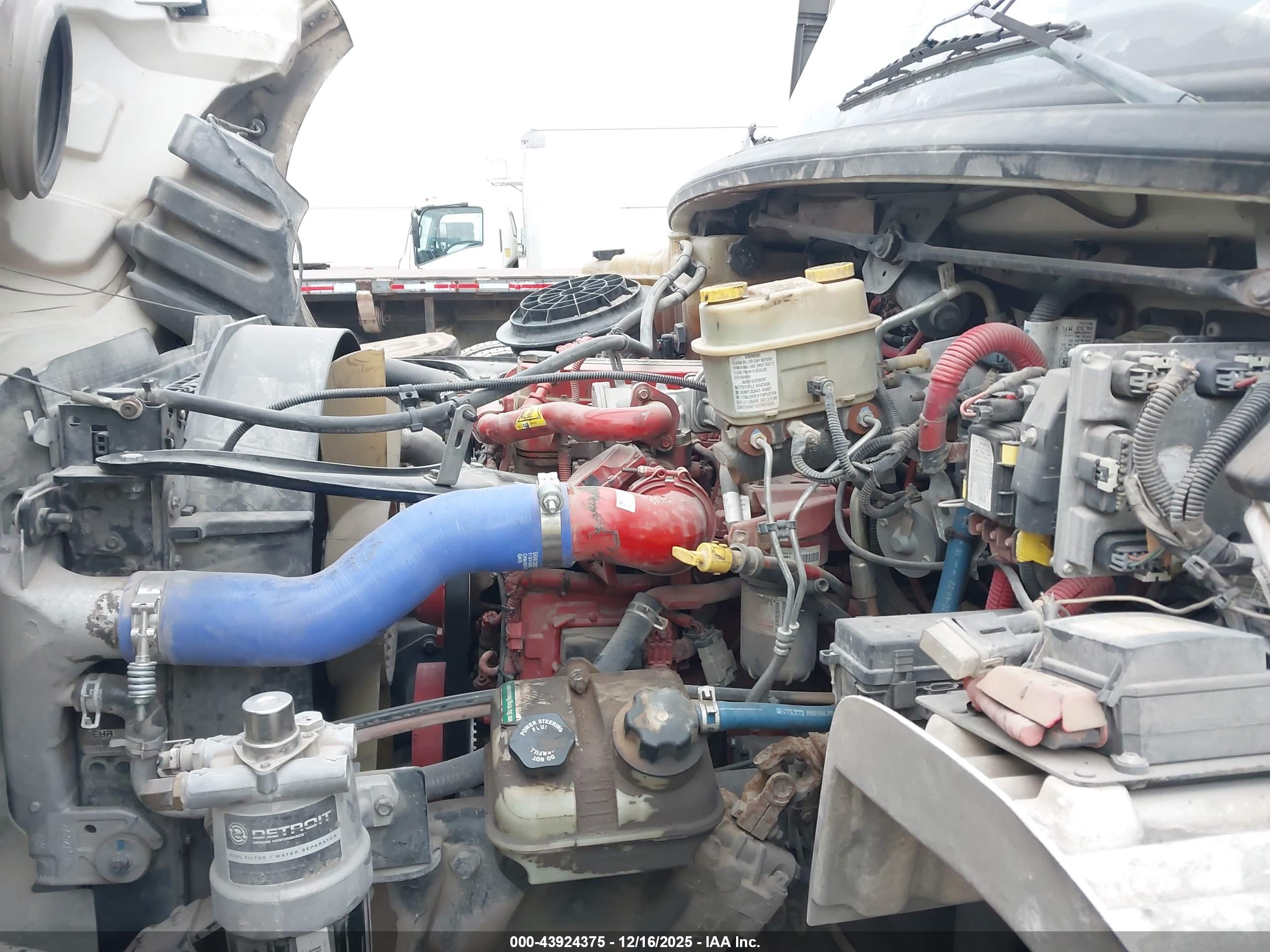 FREIGHTLINER M2 image 10