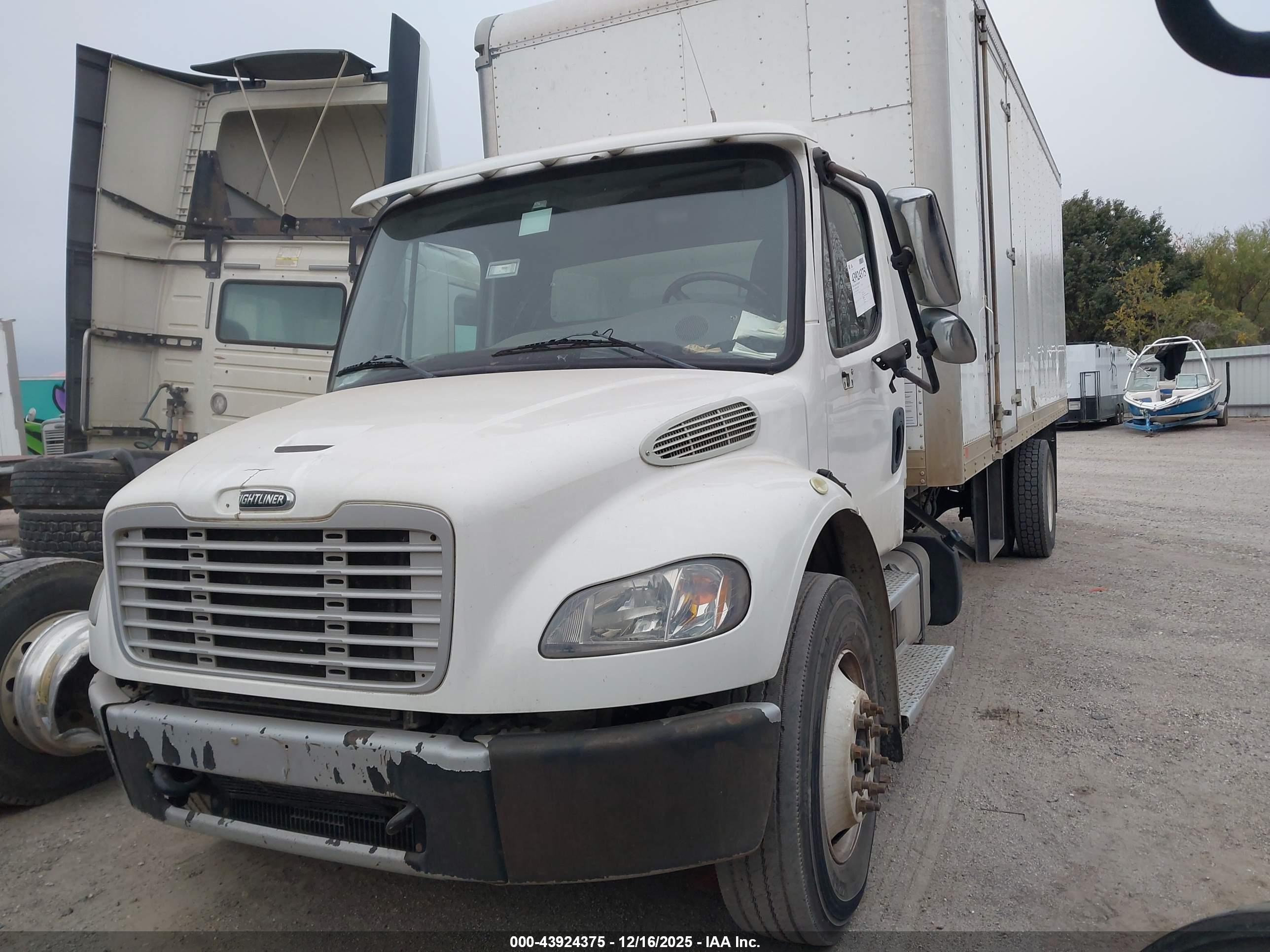 FREIGHTLINER M2 image 2