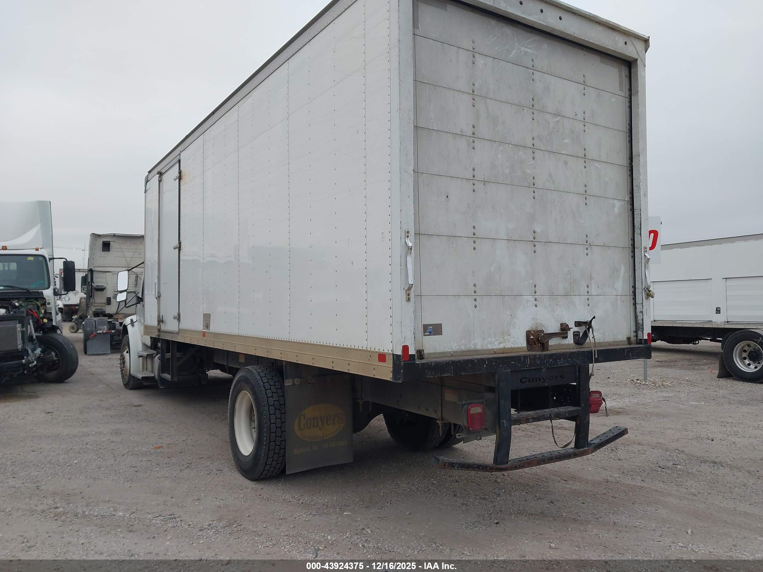 FREIGHTLINER M2 image 3
