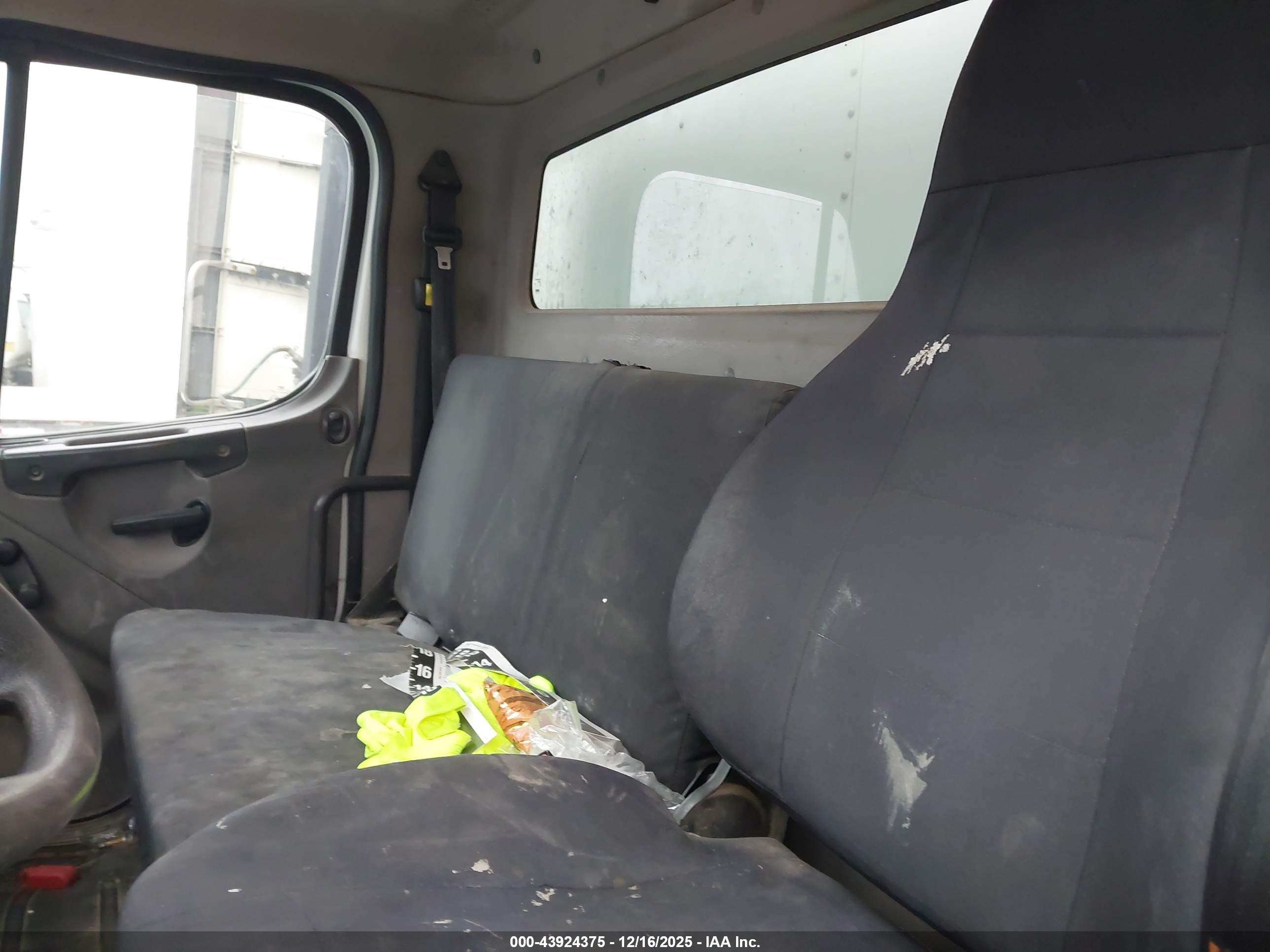 FREIGHTLINER M2 image 7