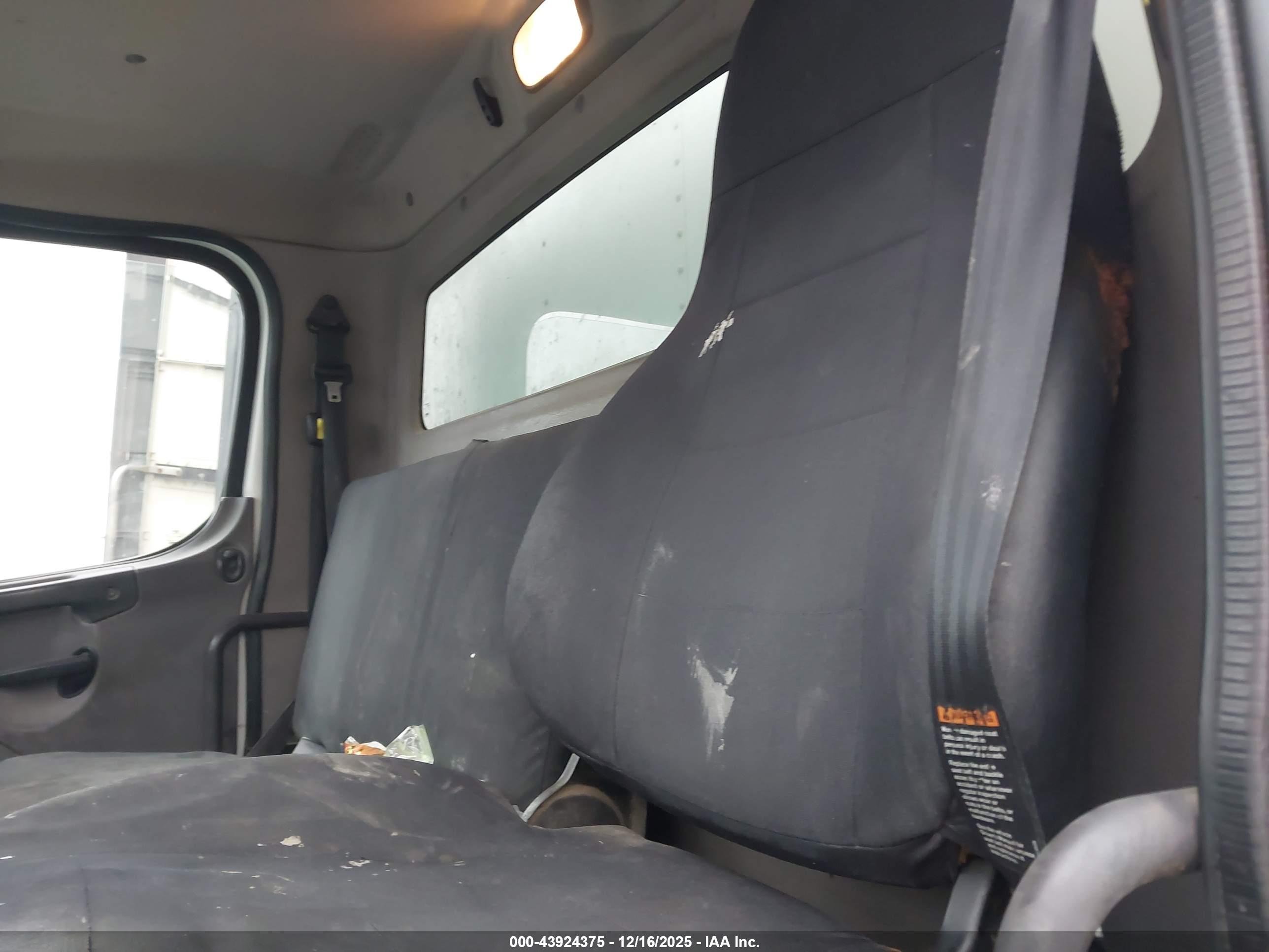 FREIGHTLINER M2 image 8
