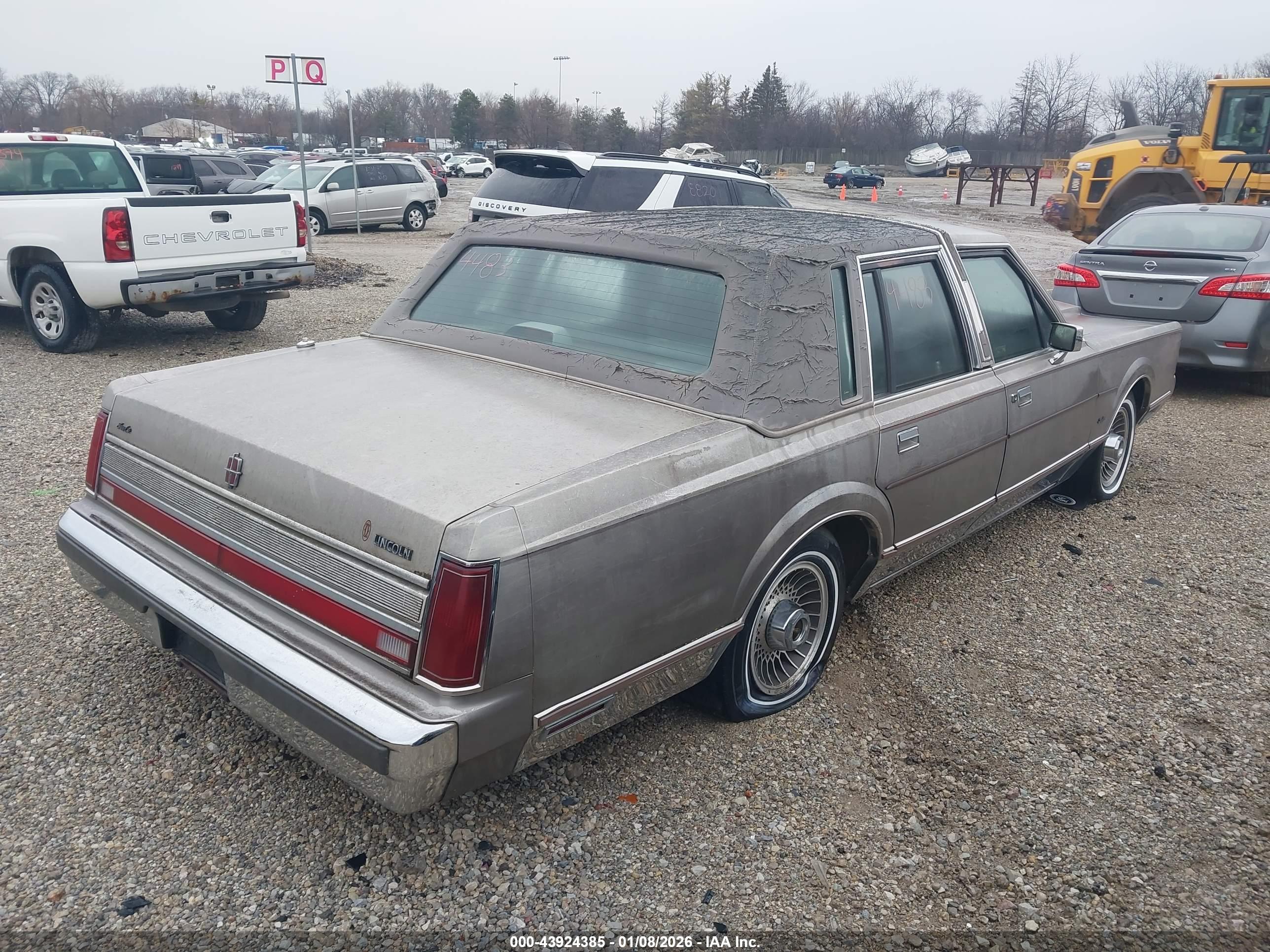 LINCOLN TOWN image 4