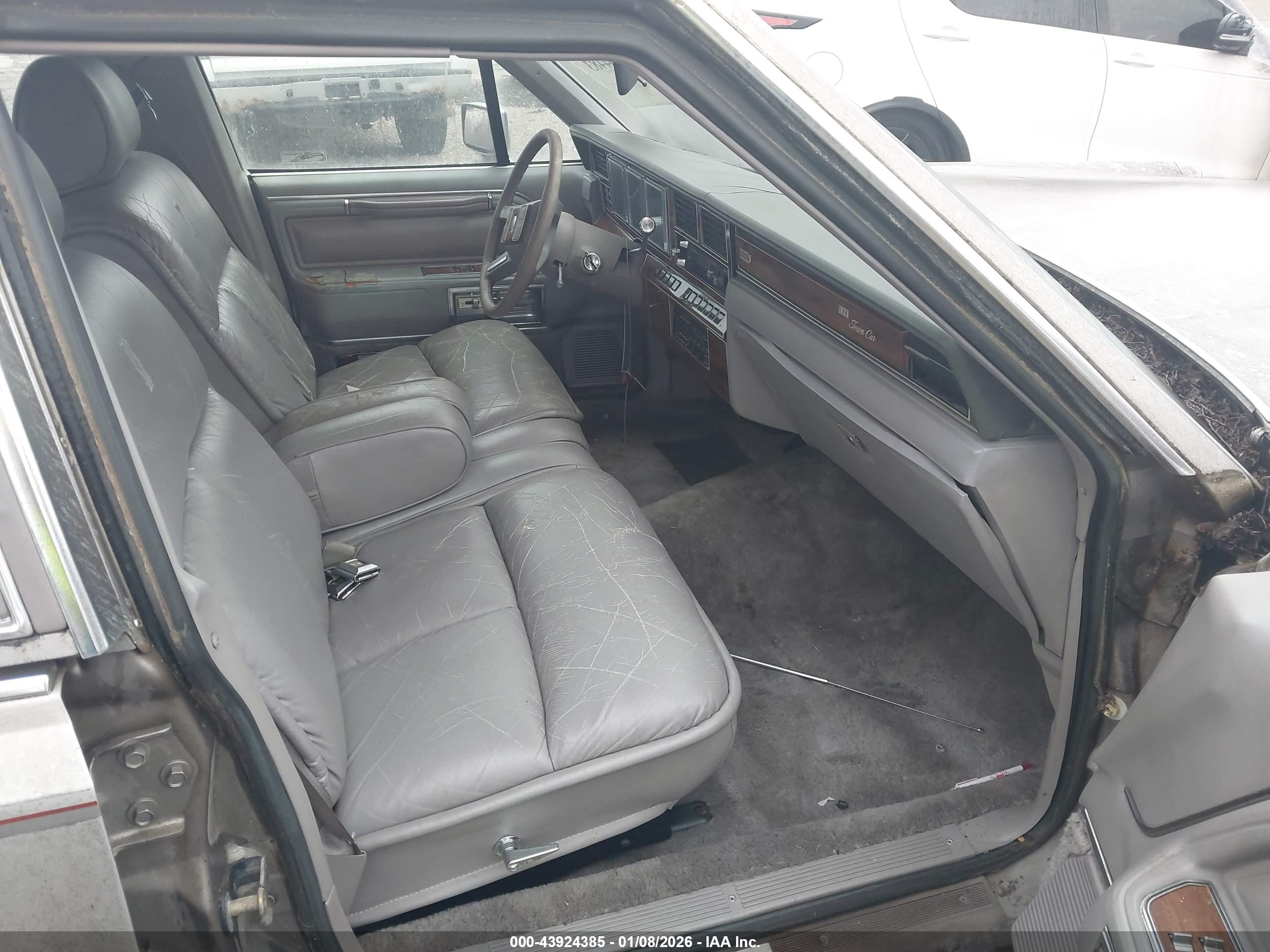 LINCOLN TOWN image 5