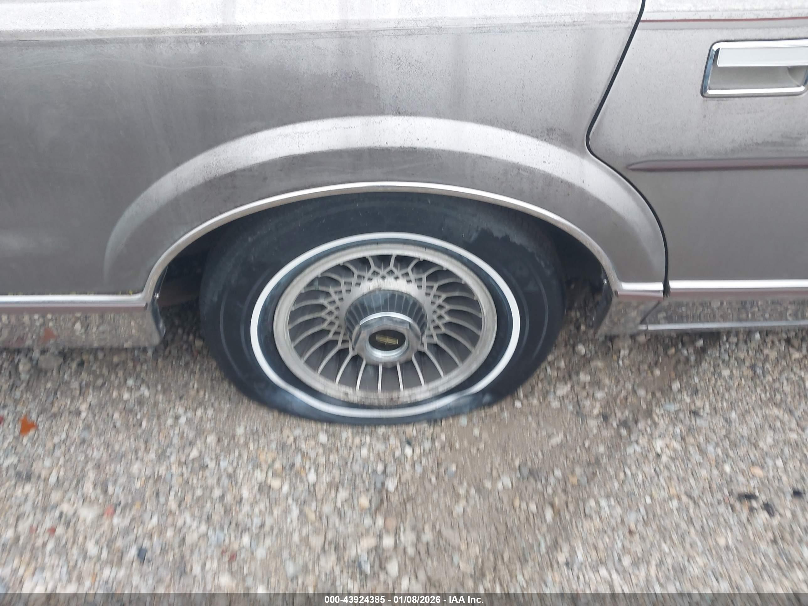 LINCOLN TOWN image 6