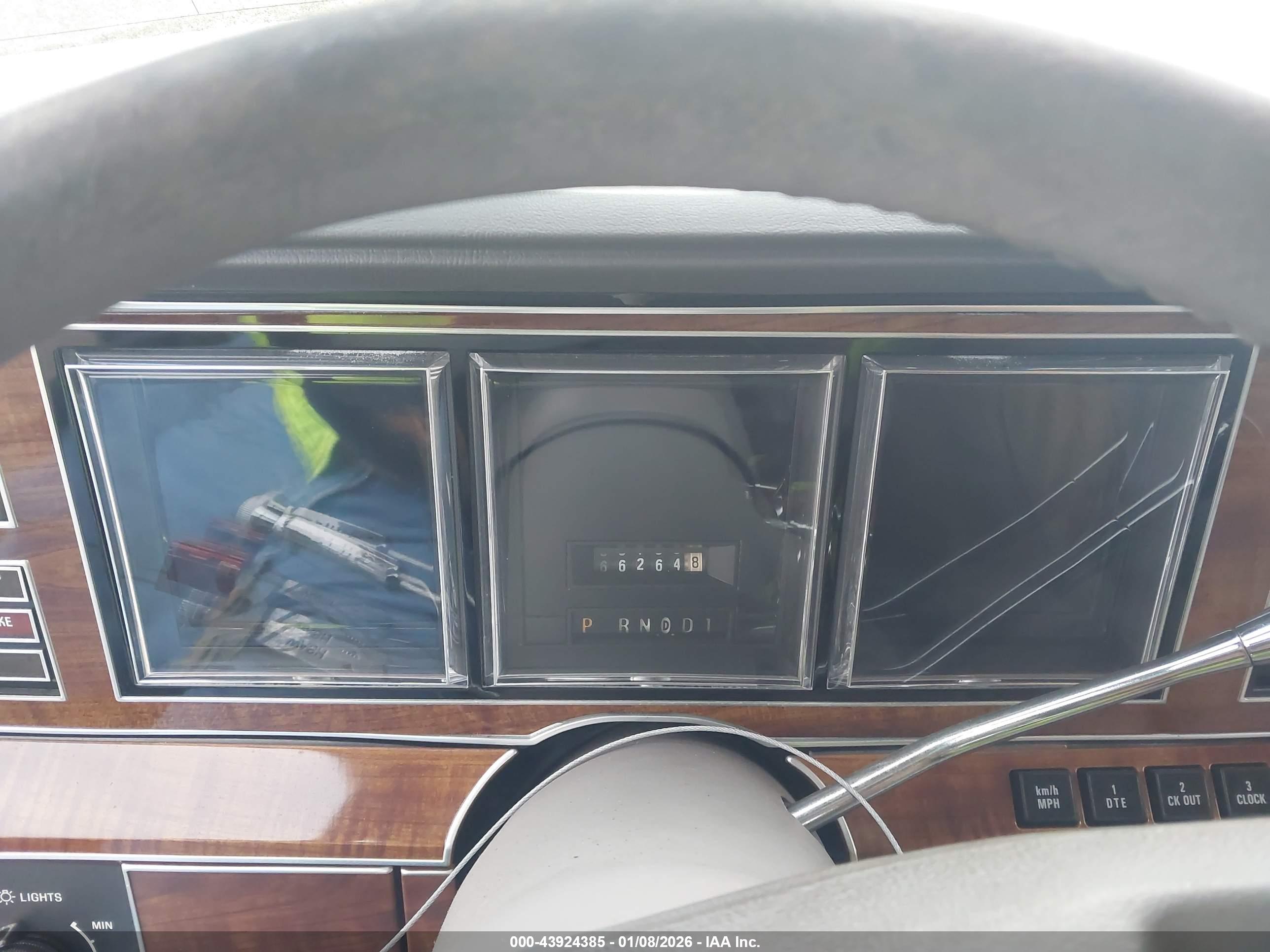 LINCOLN TOWN image 7