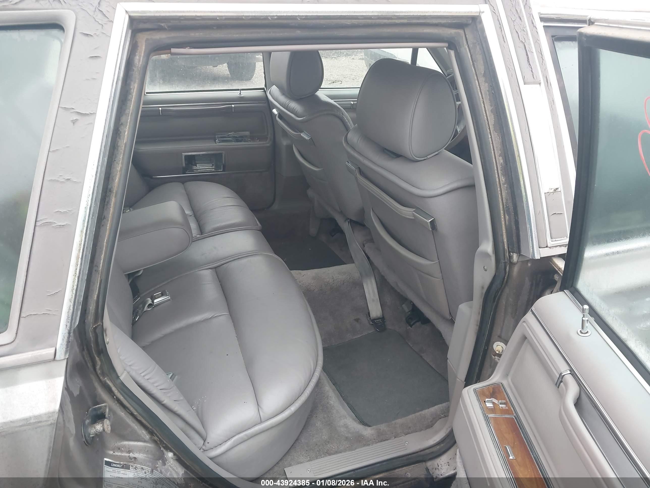 LINCOLN TOWN image 8