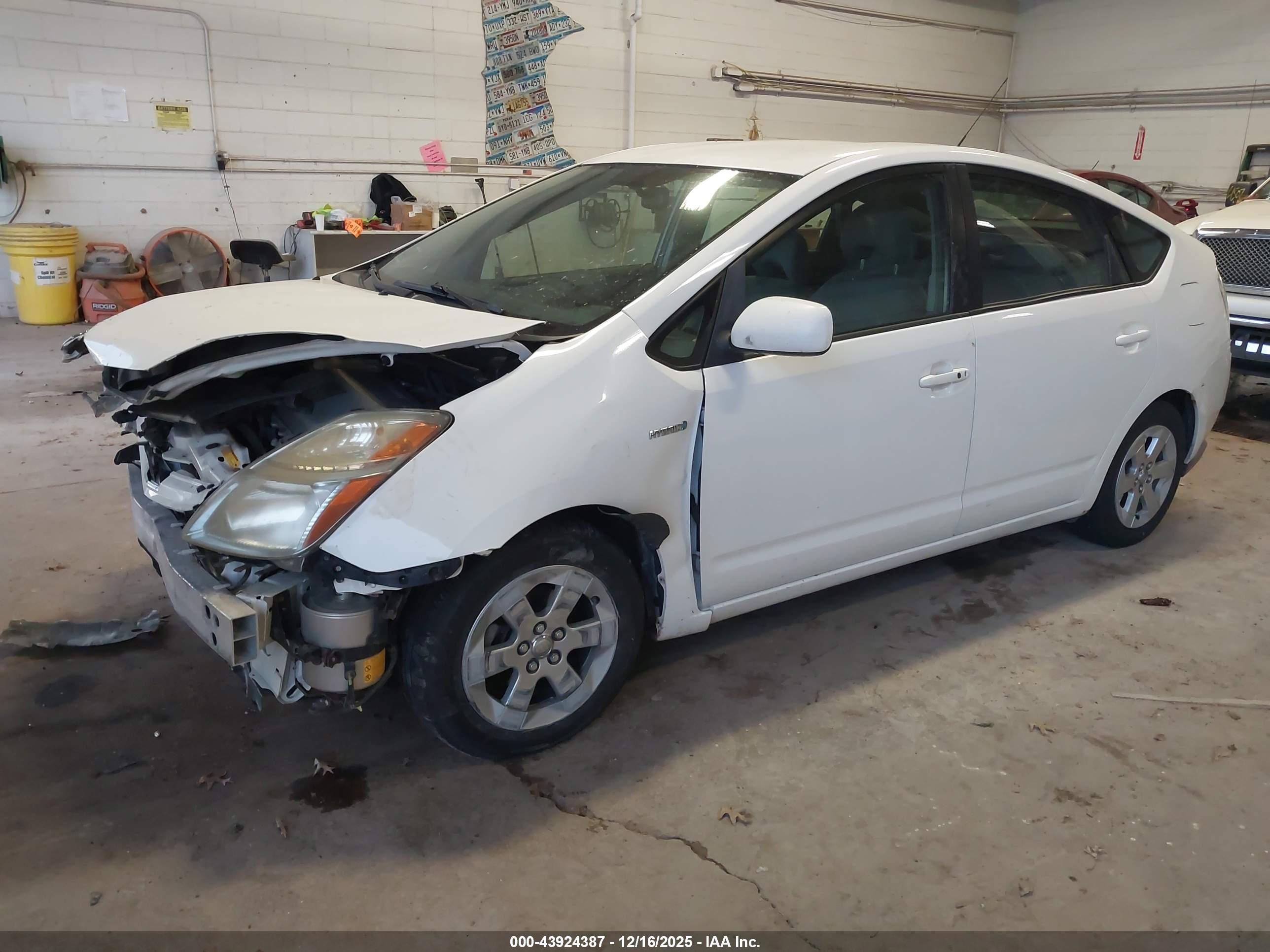 TOYOTA PRIUS image 2