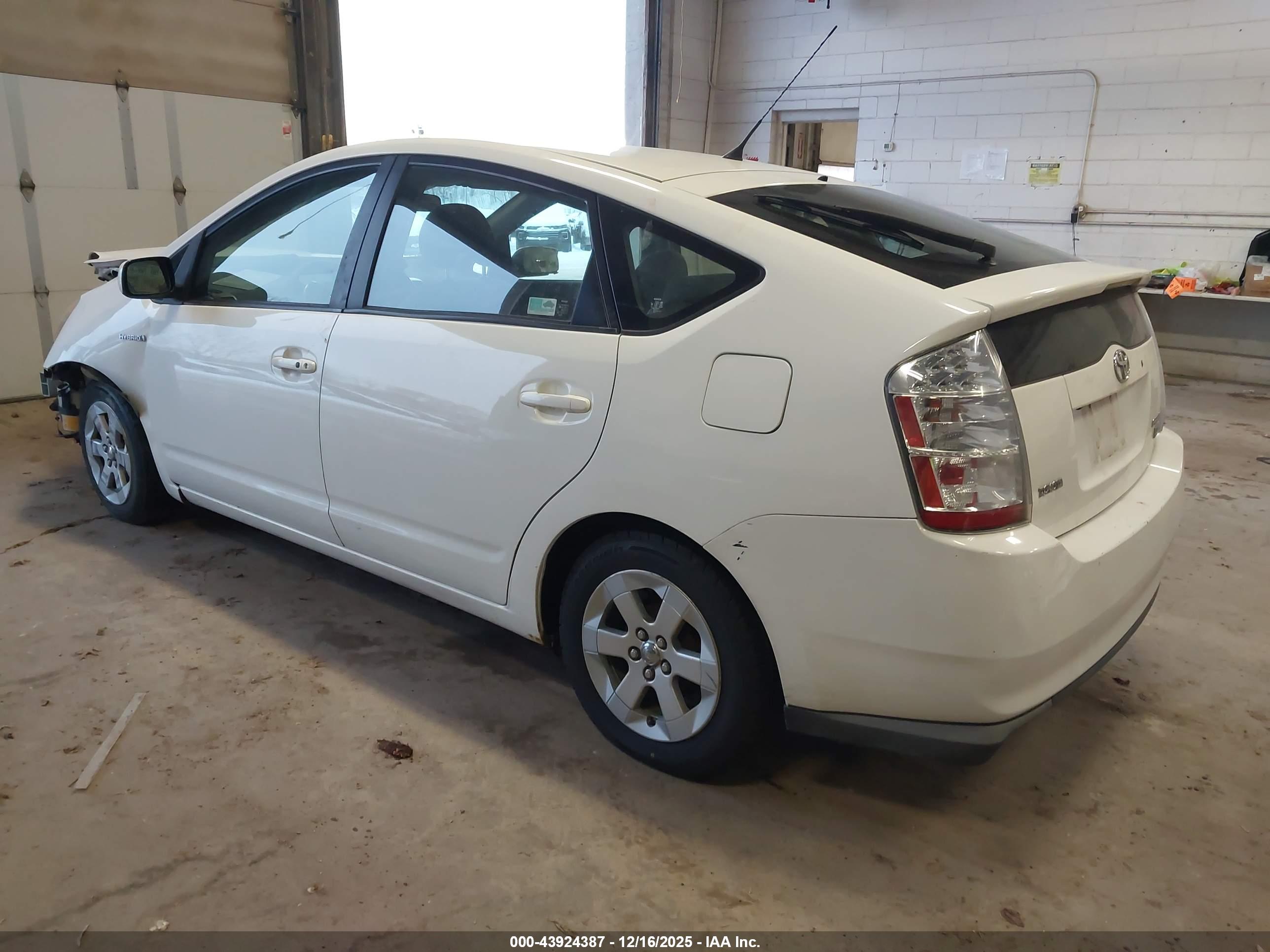 TOYOTA PRIUS image 3