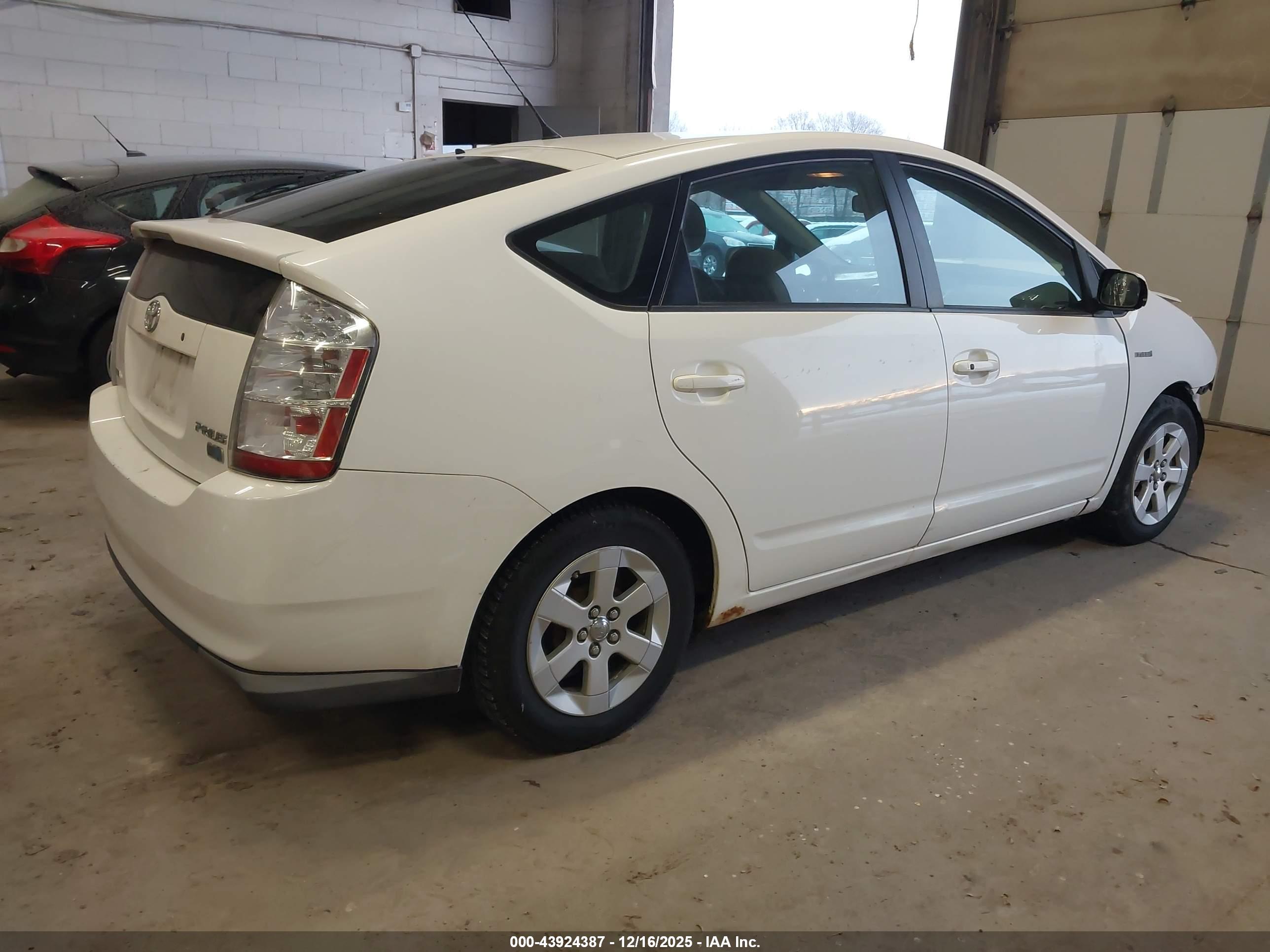 TOYOTA PRIUS image 4