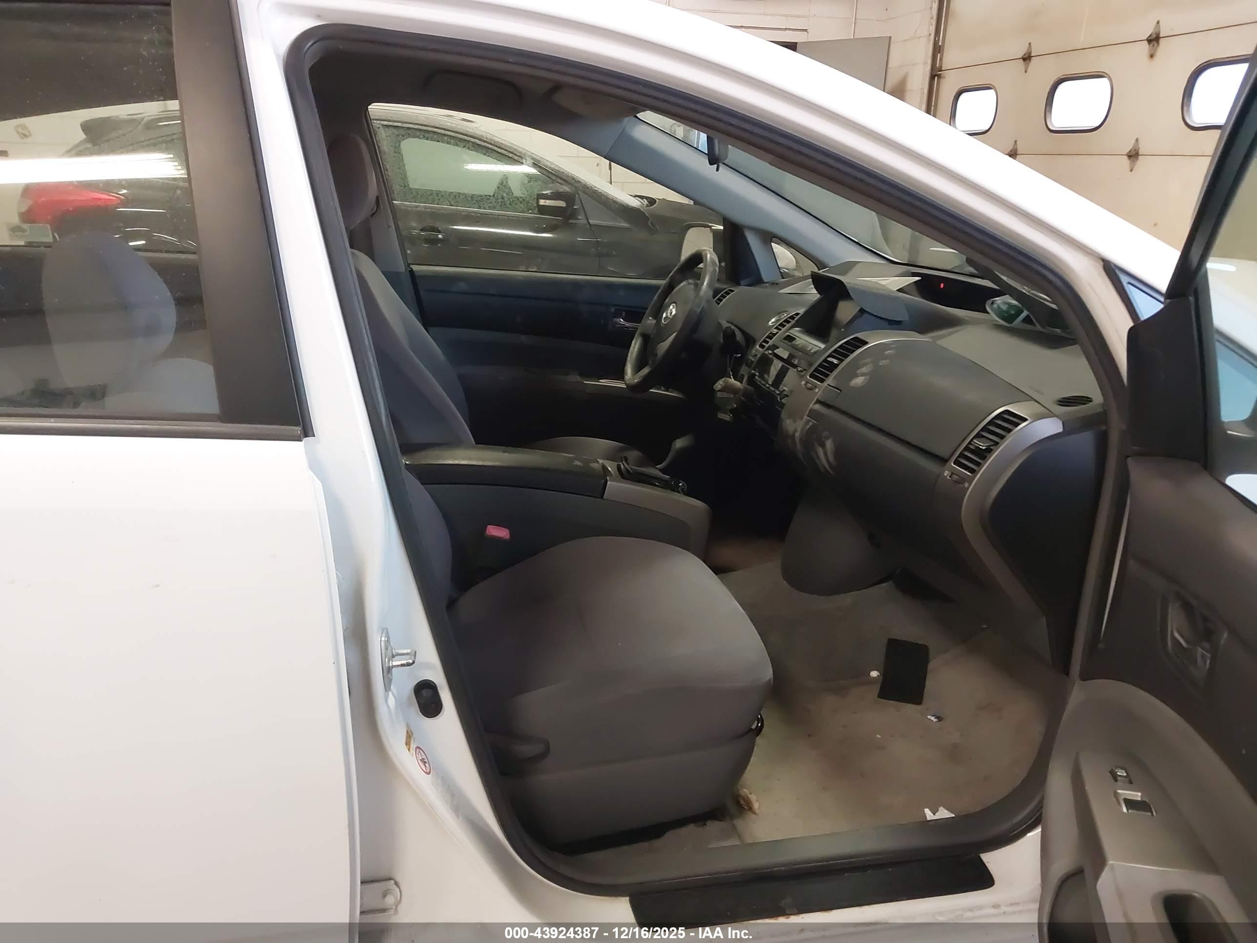 TOYOTA PRIUS image 5