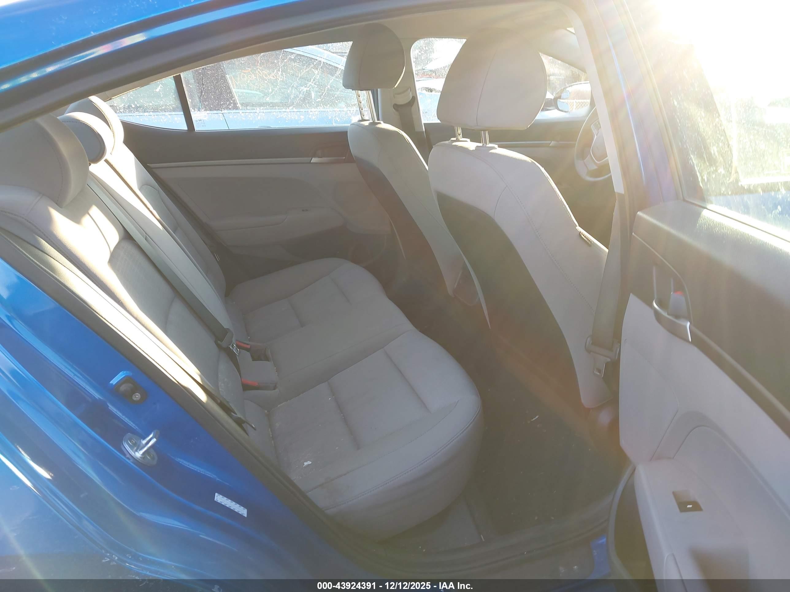 HYUNDAI ELANTRA image 8