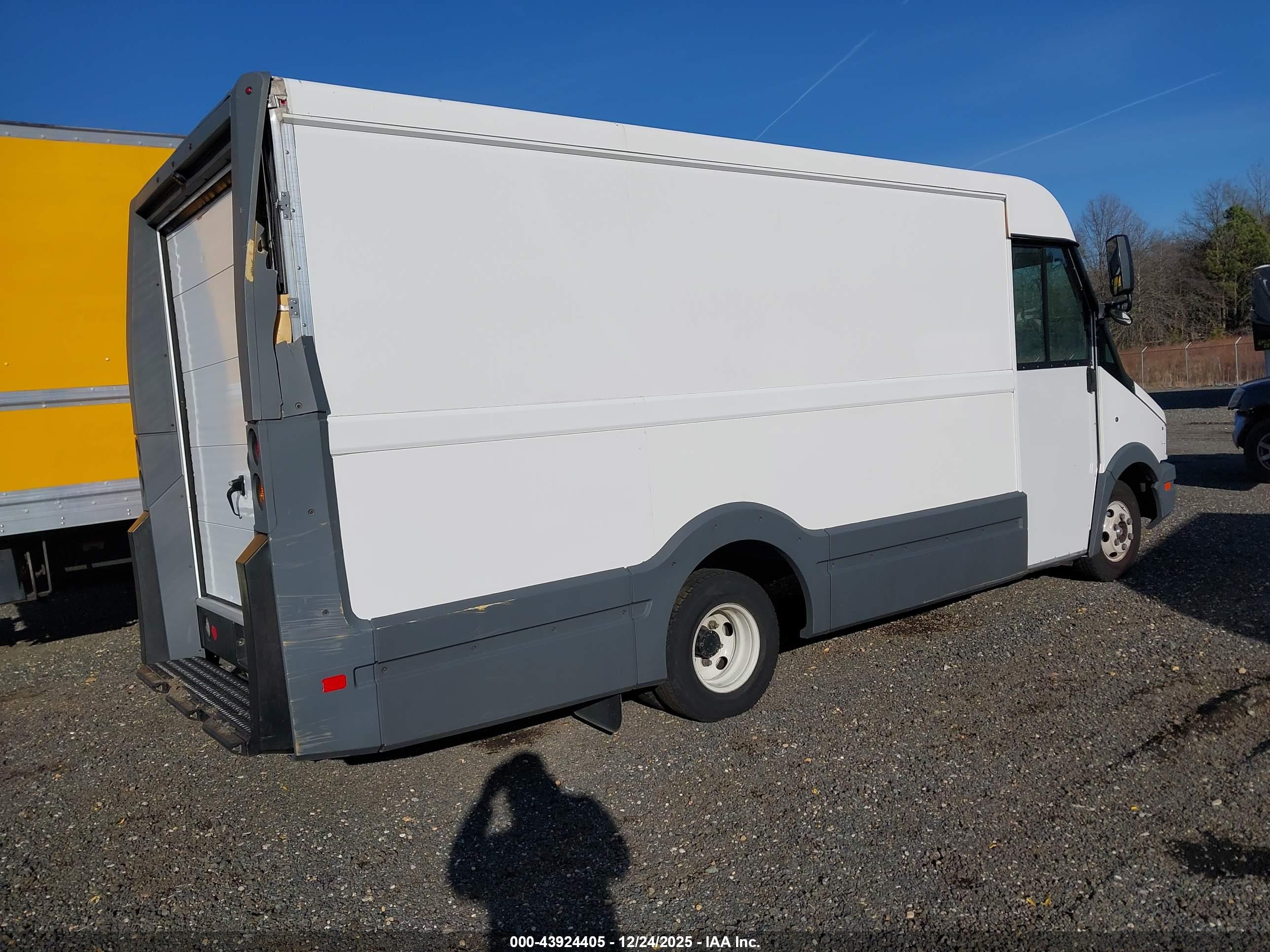 ISUZU REACH image 4