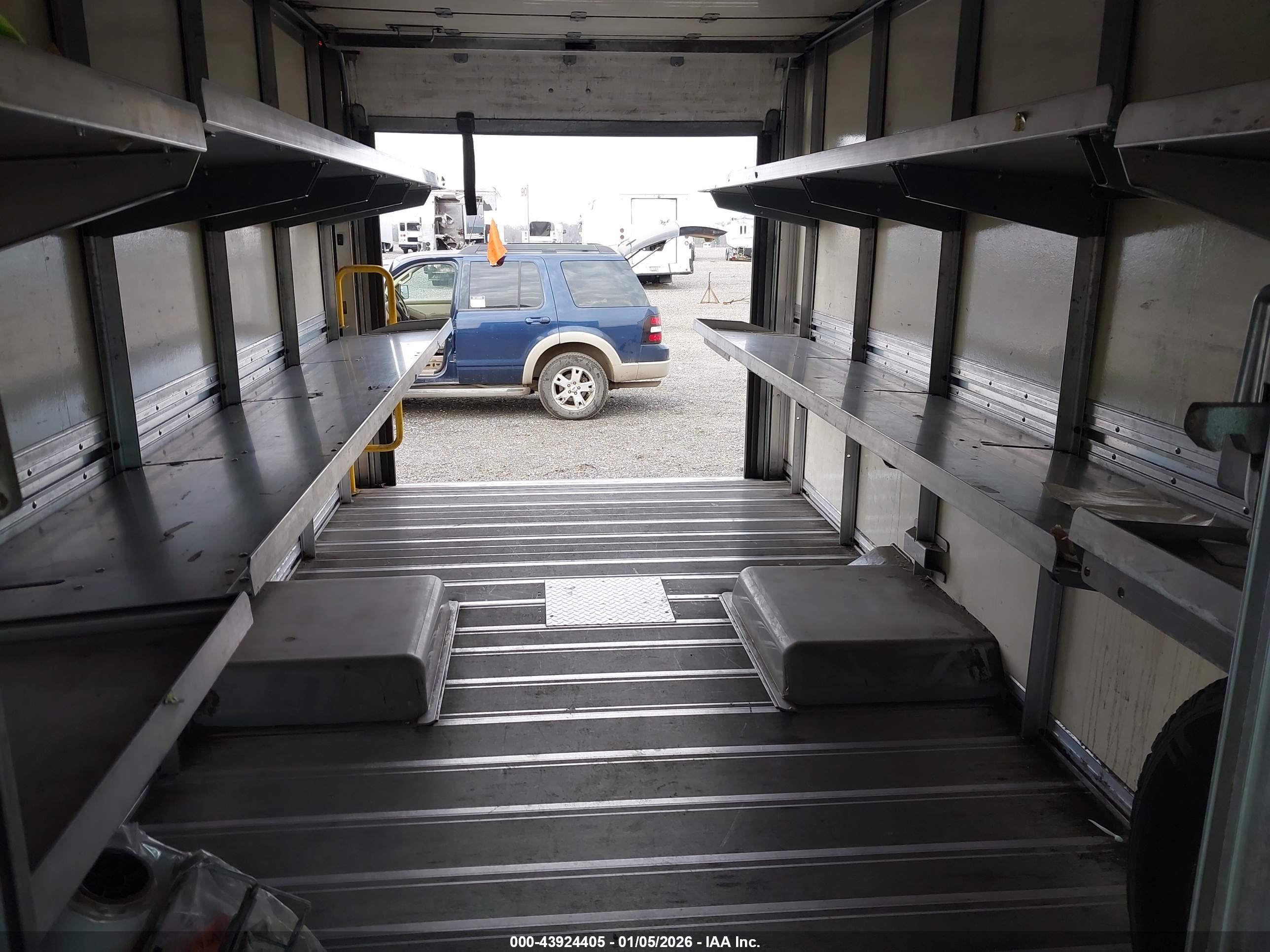 ISUZU REACH image 8